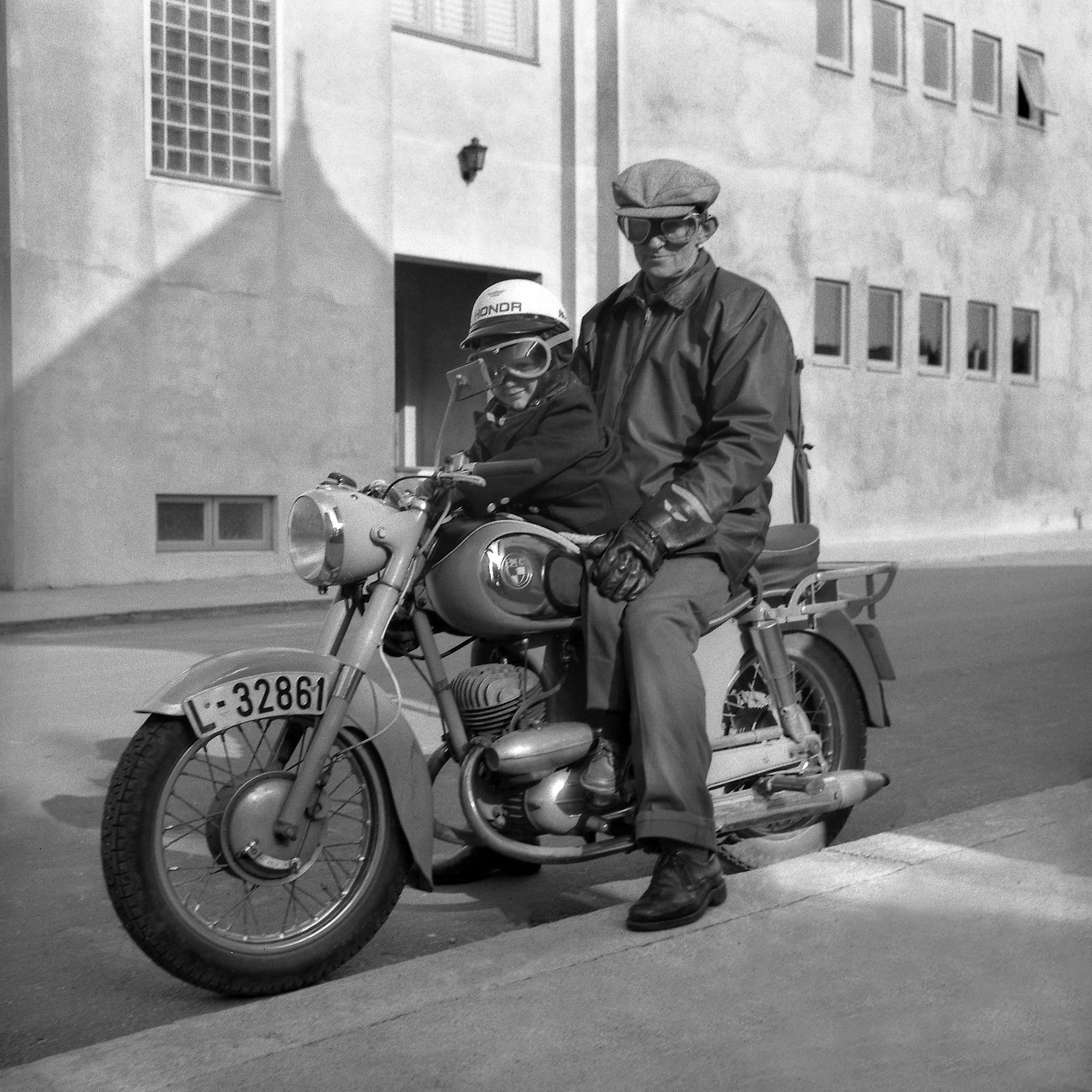 Smeden Andreas Anker Andersen var ivrig motorsykkelentusiast ...
Her har vi han på sin Puch motorsykkel med et barnebarn på tanken ..
Folkets hus i bakgrunnen ...