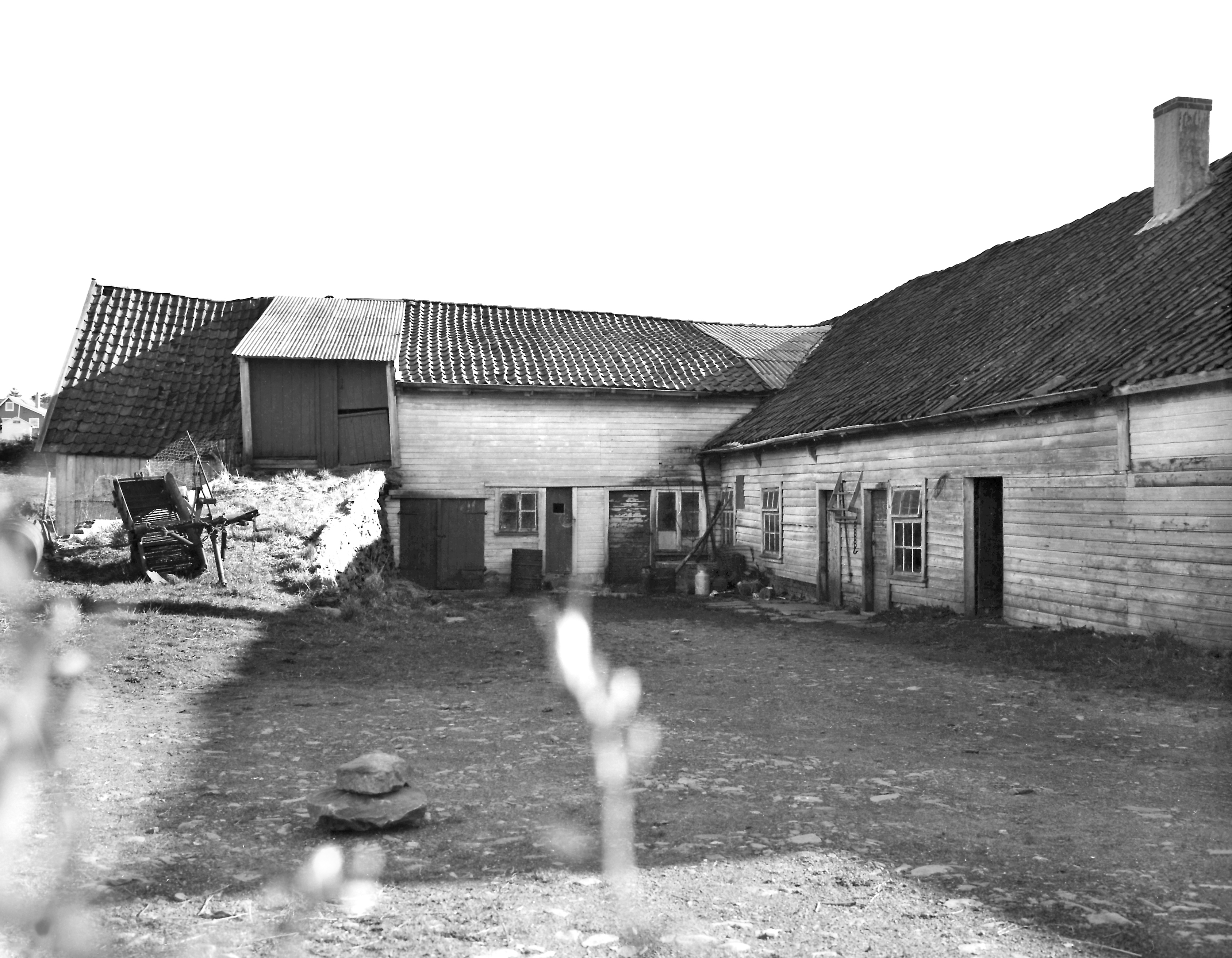 Maurits Sveinsvold sitt gårdsbruk midt i Kopervik.
Gården har senere blant annet gitt plass til rådhus, alderssenter, hus og butikker, Løen sett fra nord.