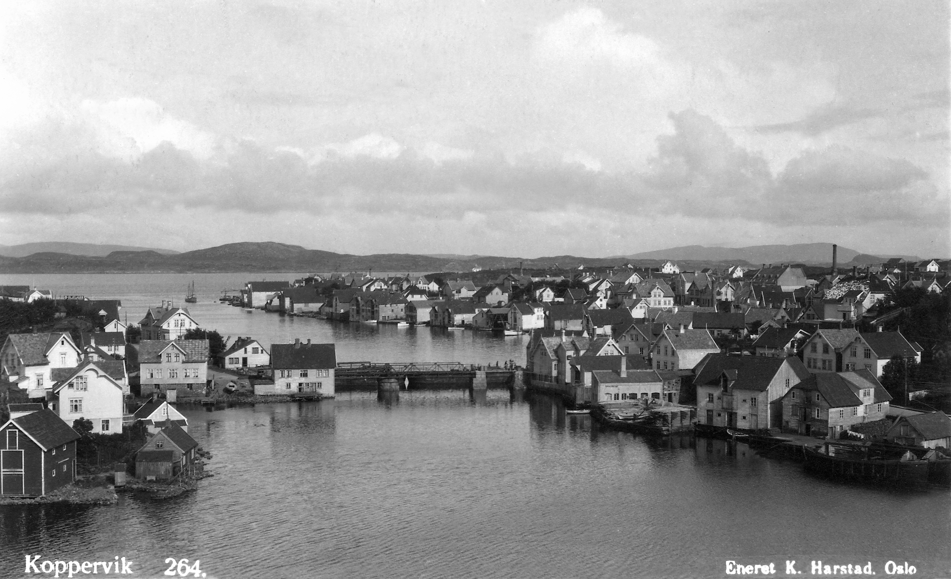 Strømsund bro . Første bro over Straumsund ble bygd allerede i 1873 , den ble erstattet i 1929 av broen som vises på bilde . Til midlertidig vei over sundet ble det benyttet 2 lektere som ble festet utenfor broen . Rundt 1970 begynte broen fra 1929 å skrante og man bestemte å bygge ny , den sto ferdig 1978 ..