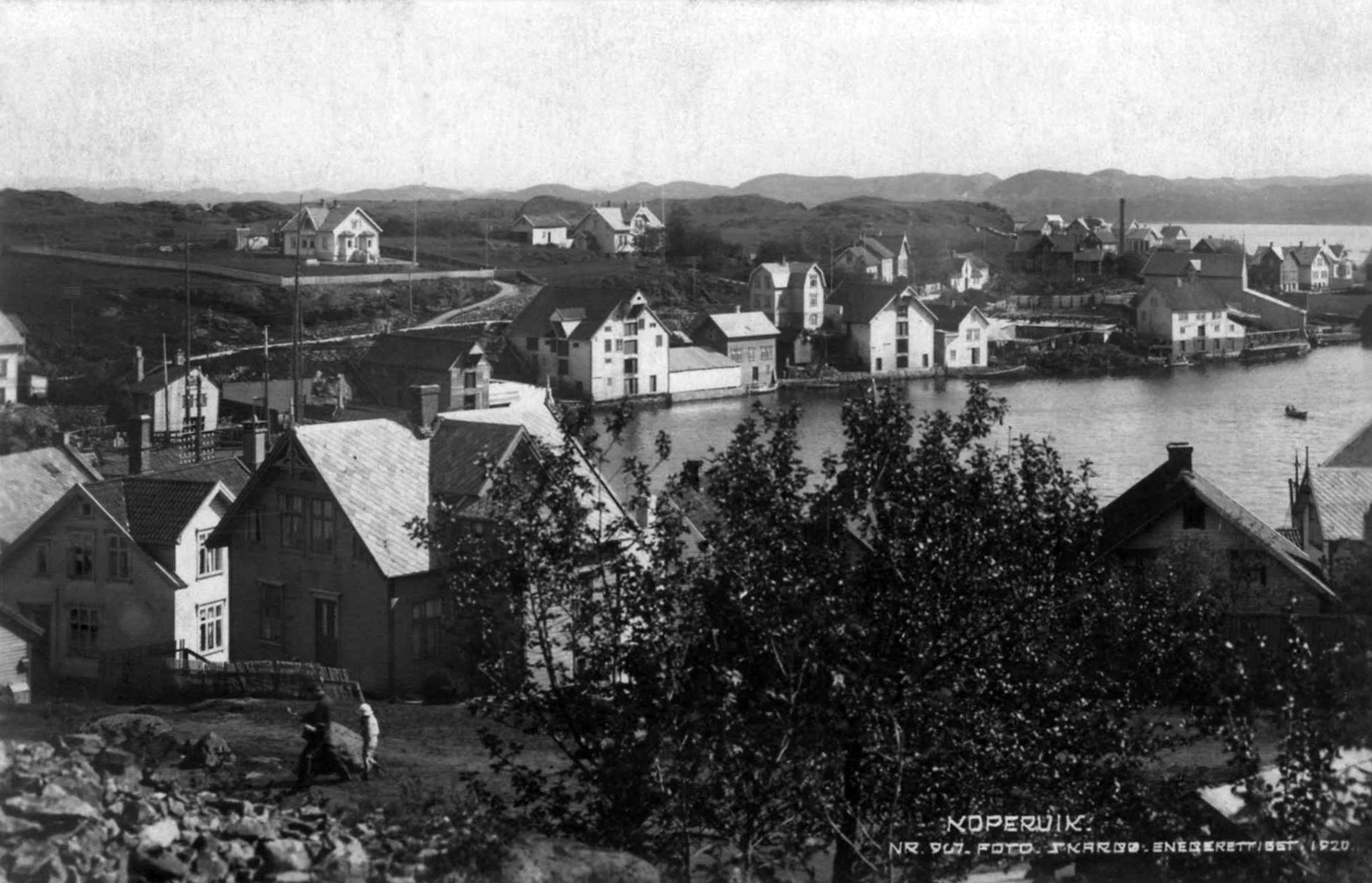 Postkort med utsikt mot Nordre side sett fra Skolehaugen ved Kopervik Folkeskole, 1920