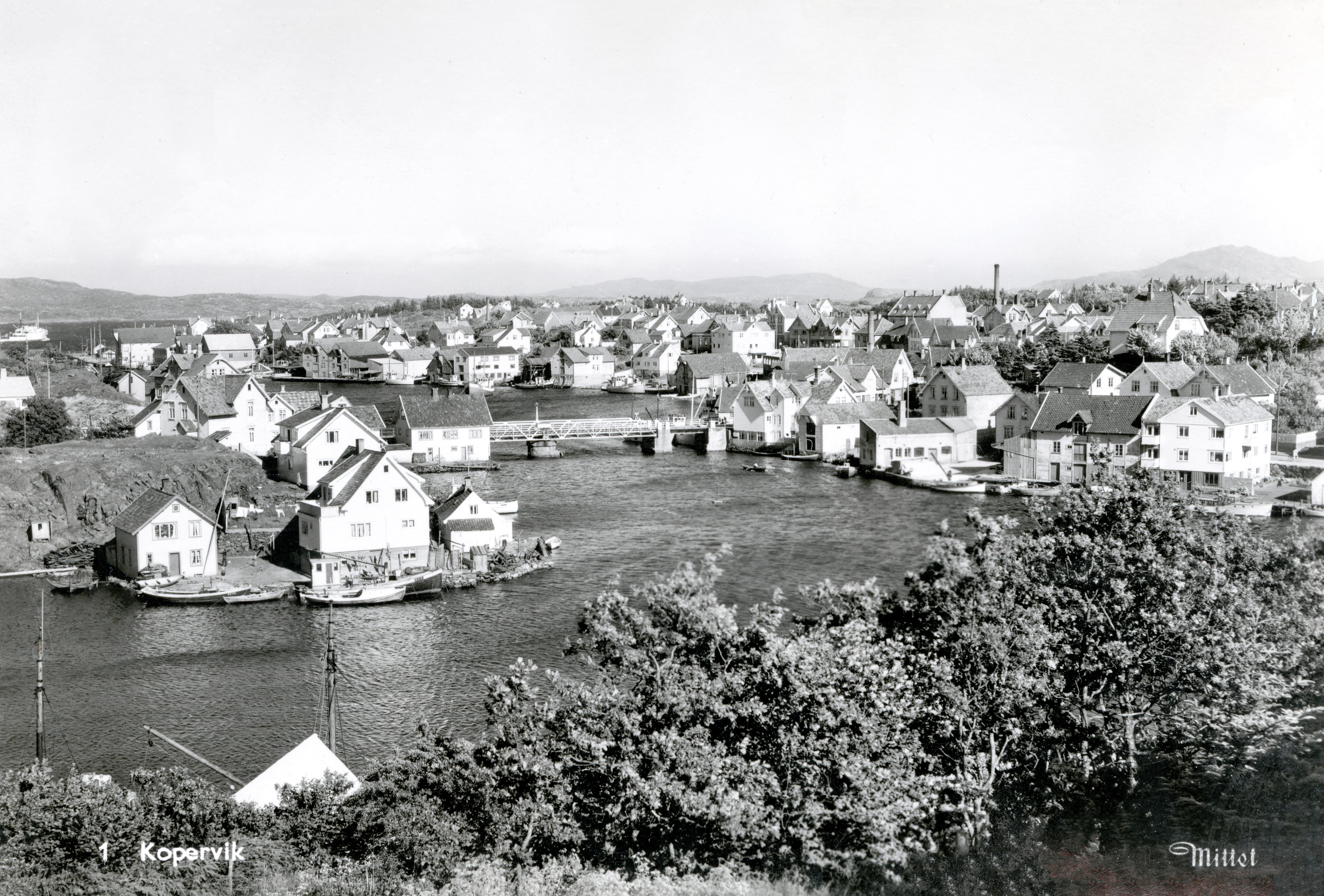 Parti av Kopervik 1951. Fotograf Mittet reiste rundt på Haugalandet og fotograferte, bla. dette bilde. De fleste av bildene finnes på Nasjonalbiblioteket, men noen finnes bare som postkort.