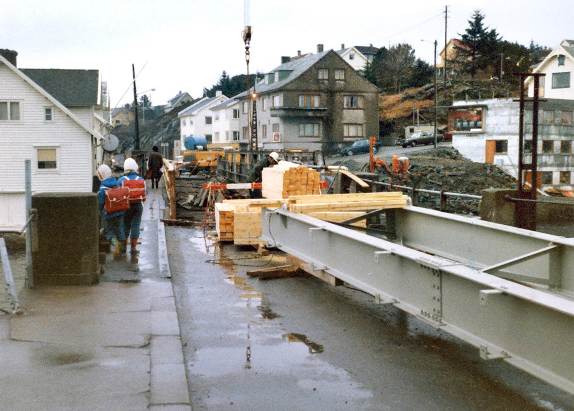 Strømsund bro (1929 - 1978) Rivingen av svingbroen har startet for å gi plass til den nye vippebroen ...  Strømsund bru på riksvei 511 i Karmøy er et viktig kulturminne. Helt siden 1873 har det stått en bru her som binder nordre og søndre del av Kopervik sammen. Dette er et av få steder i landet der man har hatt flere generasjoner av bevegelige bruer. Dagens bru er 52 meter lang og den tredje i rekken. Brua var den første klaffebrua i Norge med hydraulisk drift. Strømsund bru ble fredet av riksantikvaren i 2008, og står nå som en viktig brikke i fortellingen om den nasjonale veg- og samferdselshistorien. Hensikten er å bevare hovedkonstruksjoner og detaljer, og at den også i fremtiden skal være bevegelig. (Aud Irene Jacobsen - Karmøy kommune)