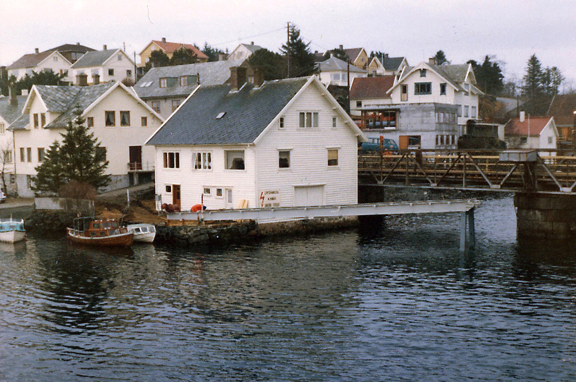 Strømsund bro (1929 - 1978) Rivingen av svingbroen har startet for å gi plass til den nye vippebroen. I forgrunnen ser vi fundamentet til det som skal bli midlertidig gangbro ...  Strømsund bru på riksvei 511 i Karmøy er et viktig kulturminne. Helt siden 1873 har det stått en bru her som binder nordre og søndre del av Kopervik sammen. Dette er et av få steder i landet der man har hatt flere generasjoner av bevegelige bruer. Dagens bru er 52 meter lang og den tredje i rekken. Brua var den første klaffebrua i Norge med hydraulisk drift. Strømsund bru ble fredet av riksantikvaren i 2008, og står nå som en viktig brikke i fortellingen om den nasjonale veg- og samferdselshistorien. Hensikten er å bevare hovedkonstruksjoner og detaljer, og at den også i fremtiden skal være bevegelig. (Aud Irene Jacobsen - Karmøy kommune)