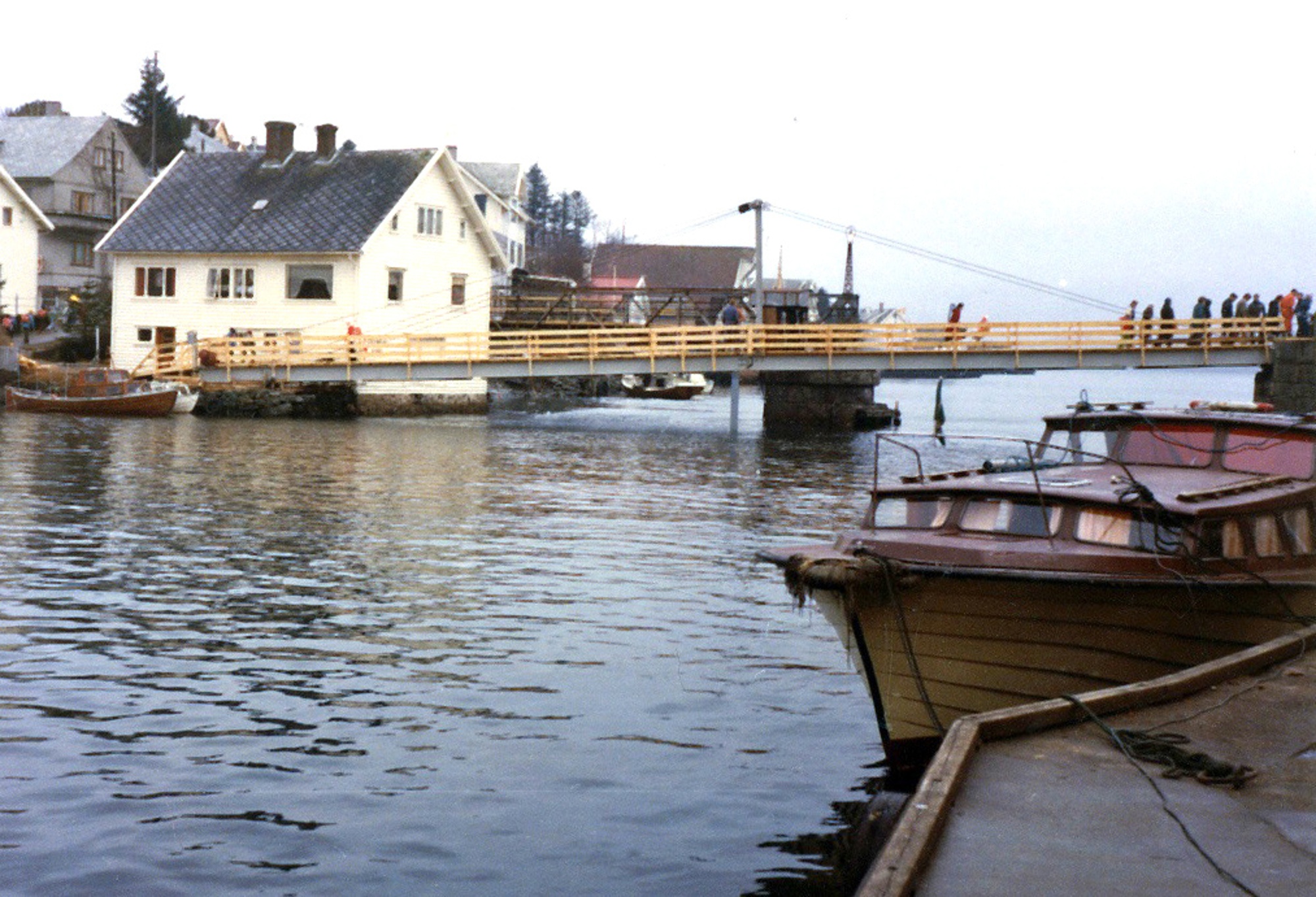Strømsund bro (1929 - 1978) Rivingen av svingbroen har startet for å gi plass til den nye vippebroen. Gangbroen i forgrunnen ...  Strømsund bru på riksvei 511 i Karmøy er et viktig kulturminne. Helt siden 1873 har det stått en bru her som binder nordre og søndre del av Kopervik sammen. Dette er et av få steder i landet der man har hatt flere generasjoner av bevegelige bruer. Dagens bru er 52 meter lang og den tredje i rekken. Brua var den første klaffebrua i Norge med hydraulisk drift. Strømsund bru ble fredet av riksantikvaren i 2008, og står nå som en viktig brikke i fortellingen om den nasjonale veg- og samferdselshistorien. Hensikten er å bevare hovedkonstruksjoner og detaljer, og at den også i fremtiden skal være bevegelig. (Aud Irene Jacobsen - Karmøy kommune)