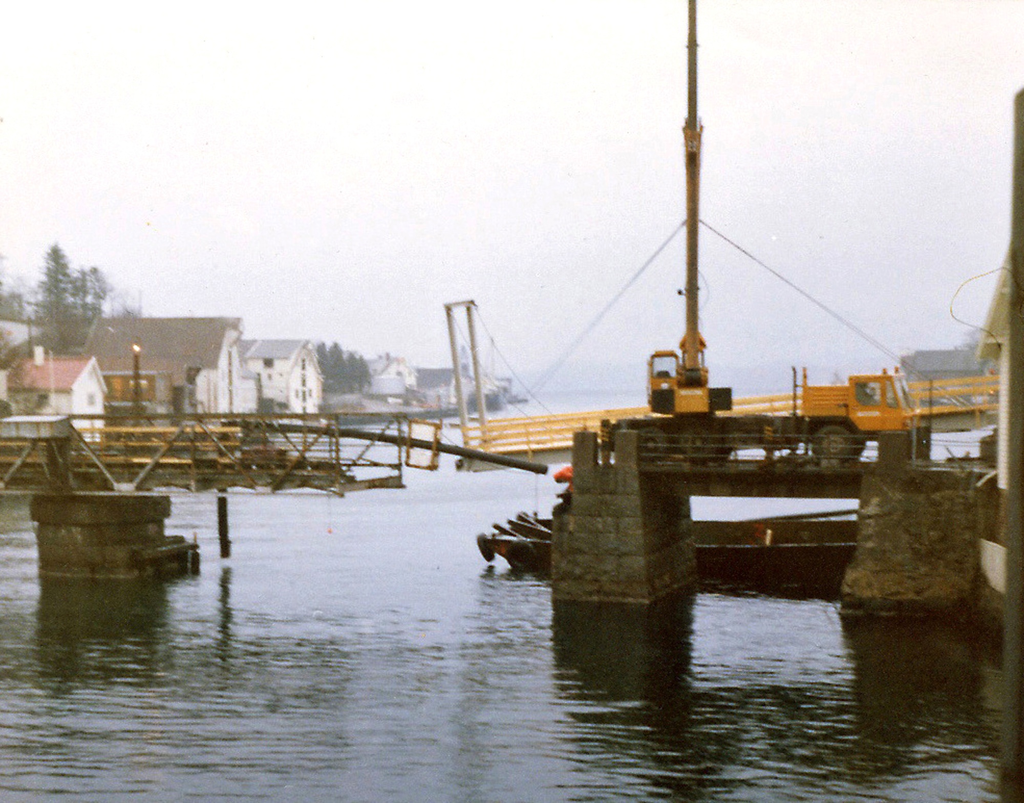 Strømsund bro (1929 - 1978) Rivingen av svingbroen har startet for å gi plass til den nye vippebroen ...  Strømsund bru på riksvei 511 i Karmøy er et viktig kulturminne. Helt siden 1873 har det stått en bru her som binder nordre og søndre del av Kopervik sammen. Dette er et av få steder i landet der man har hatt flere generasjoner av bevegelige bruer. Dagens bru er 52 meter lang og den tredje i rekken. Brua var den første klaffebrua i Norge med hydraulisk drift. Strømsund bru ble fredet av riksantikvaren i 2008, og står nå som en viktig brikke i fortellingen om den nasjonale veg- og samferdselshistorien. Hensikten er å bevare hovedkonstruksjoner og detaljer, og at den også i fremtiden skal være bevegelig. (Aud Irene Jacobsen - Karmøy kommune)