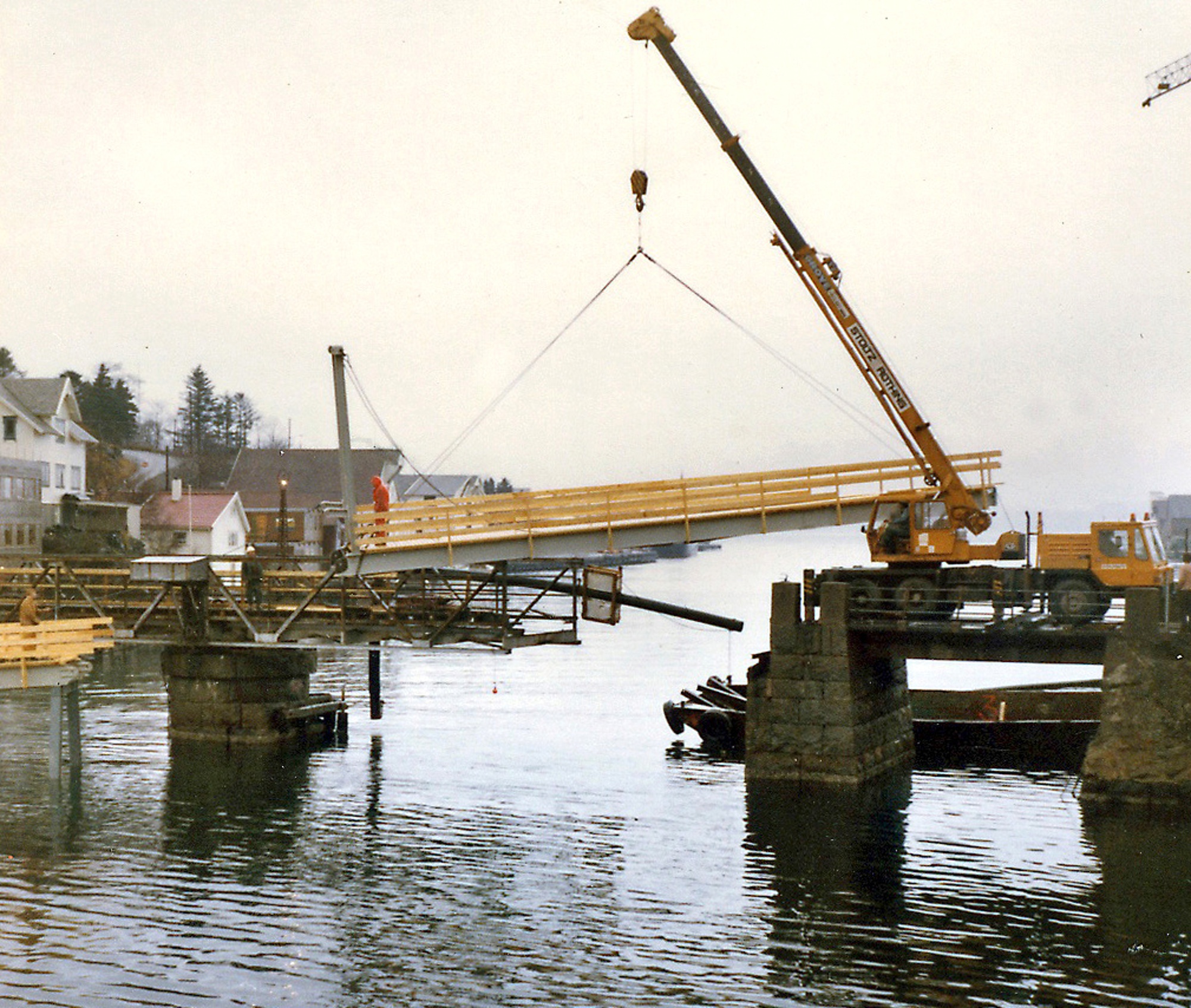 Strømsund bro (1929 - 1978) Rivingen av svingbroen har startet for å gi plass til den nye vippebroen. Deler av den midlertidige gangbroen heises på plass ...  Strømsund bru på riksvei 511 i Karmøy er et viktig kulturminne. Helt siden 1873 har det stått en bru her som binder nordre og søndre del av Kopervik sammen. Dette er et av få steder i landet der man har hatt flere generasjoner av bevegelige bruer. Dagens bru er 52 meter lang og den tredje i rekken. Brua var den første klaffebrua i Norge med hydraulisk drift. Strømsund bru ble fredet av riksantikvaren i 2008, og står nå som en viktig brikke i fortellingen om den nasjonale veg- og samferdselshistorien. Hensikten er å bevare hovedkonstruksjoner og detaljer, og at den også i fremtiden skal være bevegelig. (Aud Irene Jacobsen - Karmøy kommune)