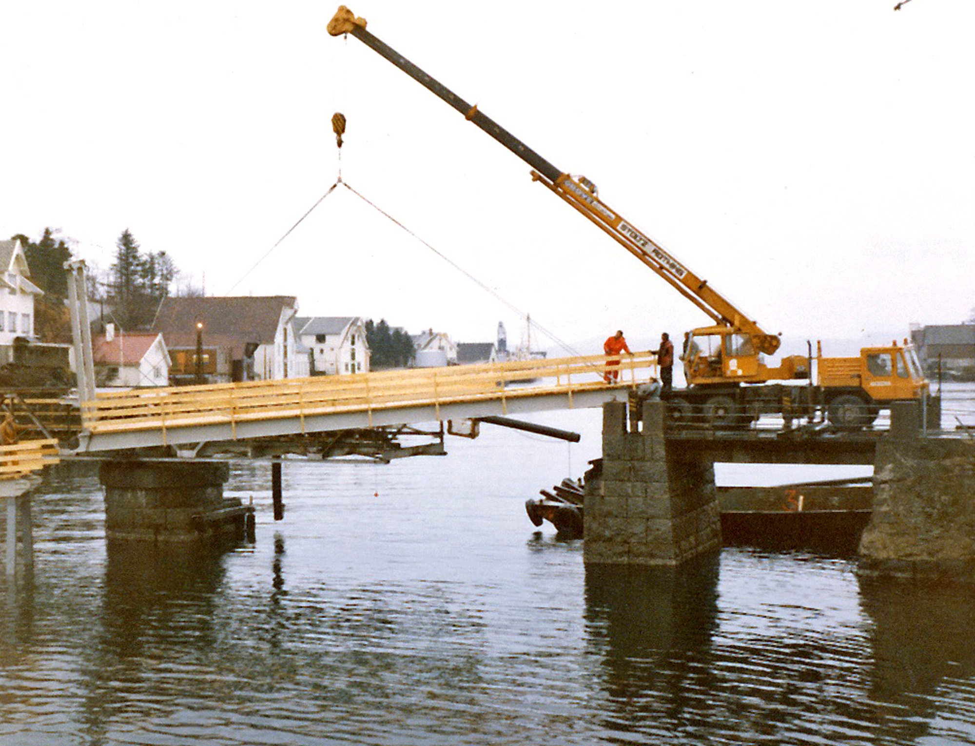 Strømsund bro (1929 - 1978) Rivingen av svingbroen har startet for å gi plass til den nye vippebroen. Deler av den midlertidige gangbroen heises på plass ...  Strømsund bru på riksvei 511 i Karmøy er et viktig kulturminne. Helt siden 1873 har det stått en bru her som binder nordre og søndre del av Kopervik sammen. Dette er et av få steder i landet der man har hatt flere generasjoner av bevegelige bruer. Dagens bru er 52 meter lang og den tredje i rekken. Brua var den første klaffebrua i Norge med hydraulisk drift. Strømsund bru ble fredet av riksantikvaren i 2008, og står nå som en viktig brikke i fortellingen om den nasjonale veg- og samferdselshistorien. Hensikten er å bevare hovedkonstruksjoner og detaljer, og at den også i fremtiden skal være bevegelig. (Aud Irene Jacobsen - Karmøy kommune)