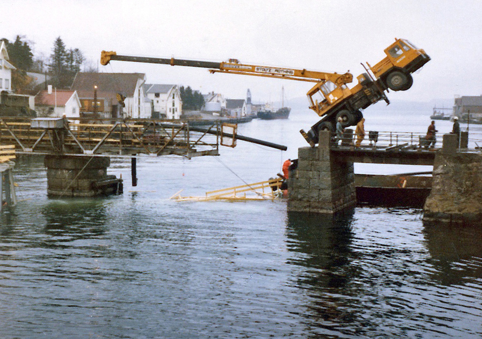 Strømsund bro (1929 - 1978) Rivingen av svingbroen har startet for å gi plass til den nye vippebroen. Kranen klarte ikke vekten av gangbroen og holdt på å gå i sjøen ...  Strømsund bru på riksvei 511 i Karmøy er et viktig kulturminne. Helt siden 1873 har det stått en bru her som binder nordre og søndre del av Kopervik sammen. Dette er et av få steder i landet der man har hatt flere generasjoner av bevegelige bruer. Dagens bru er 52 meter lang og den tredje i rekken. Brua var den første klaffebrua i Norge med hydraulisk drift. Strømsund bru ble fredet av riksantikvaren i 2008, og står nå som en viktig brikke i fortellingen om den nasjonale veg- og samferdselshistorien. Hensikten er å bevare hovedkonstruksjoner og detaljer, og at den også i fremtiden skal være bevegelig. (Aud Irene Jacobsen - Karmøy kommune)