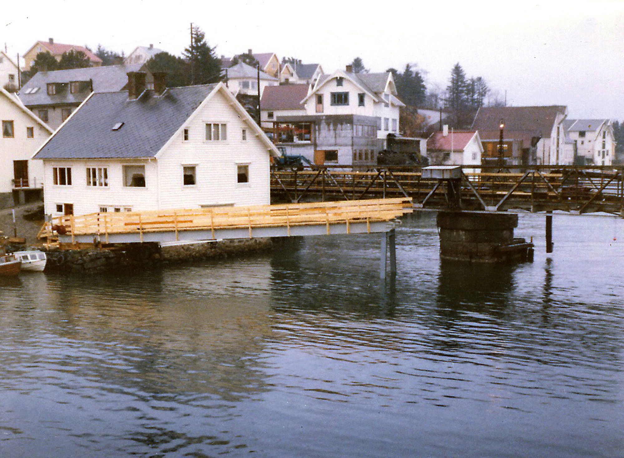 Strømsund bro (1929 - 1978) Rivingen av svingbroen har startet for å gi plass til den nye vippebroen. Første del av den midlertidige gangbroen på plass ...  Strømsund bru på riksvei 511 i Karmøy er et viktig kulturminne. Helt siden 1873 har det stått en bru her som binder nordre og søndre del av Kopervik sammen. Dette er et av få steder i landet der man har hatt flere generasjoner av bevegelige bruer. Dagens bru er 52 meter lang og den tredje i rekken. Brua var den første klaffebrua i Norge med hydraulisk drift. Strømsund bru ble fredet av riksantikvaren i 2008, og står nå som en viktig brikke i fortellingen om den nasjonale veg- og samferdselshistorien. Hensikten er å bevare hovedkonstruksjoner og detaljer, og at den også i fremtiden skal være bevegelig. (Aud Irene Jacobsen - Karmøy kommune)