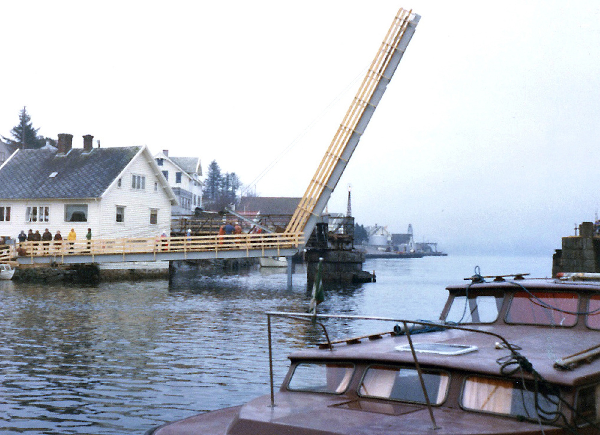 Strømsund bro (1929 - 1978) Rivingen av svingbroen har startet for å gi plass til den nye vippebroen. Den midlertidige gangbroen er klar til bruk ...  Strømsund bru på riksvei 511 i Karmøy er et viktig kulturminne. Helt siden 1873 har det stått en bru her som binder nordre og søndre del av Kopervik sammen. Dette er et av få steder i landet der man har hatt flere generasjoner av bevegelige bruer. Dagens bru er 52 meter lang og den tredje i rekken. Brua var den første klaffebrua i Norge med hydraulisk drift. Strømsund bru ble fredet av riksantikvaren i 2008, og står nå som en viktig brikke i fortellingen om den nasjonale veg- og samferdselshistorien. Hensikten er å bevare hovedkonstruksjoner og detaljer, og at den også i fremtiden skal være bevegelig. (Aud Irene Jacobsen - Karmøy kommune)