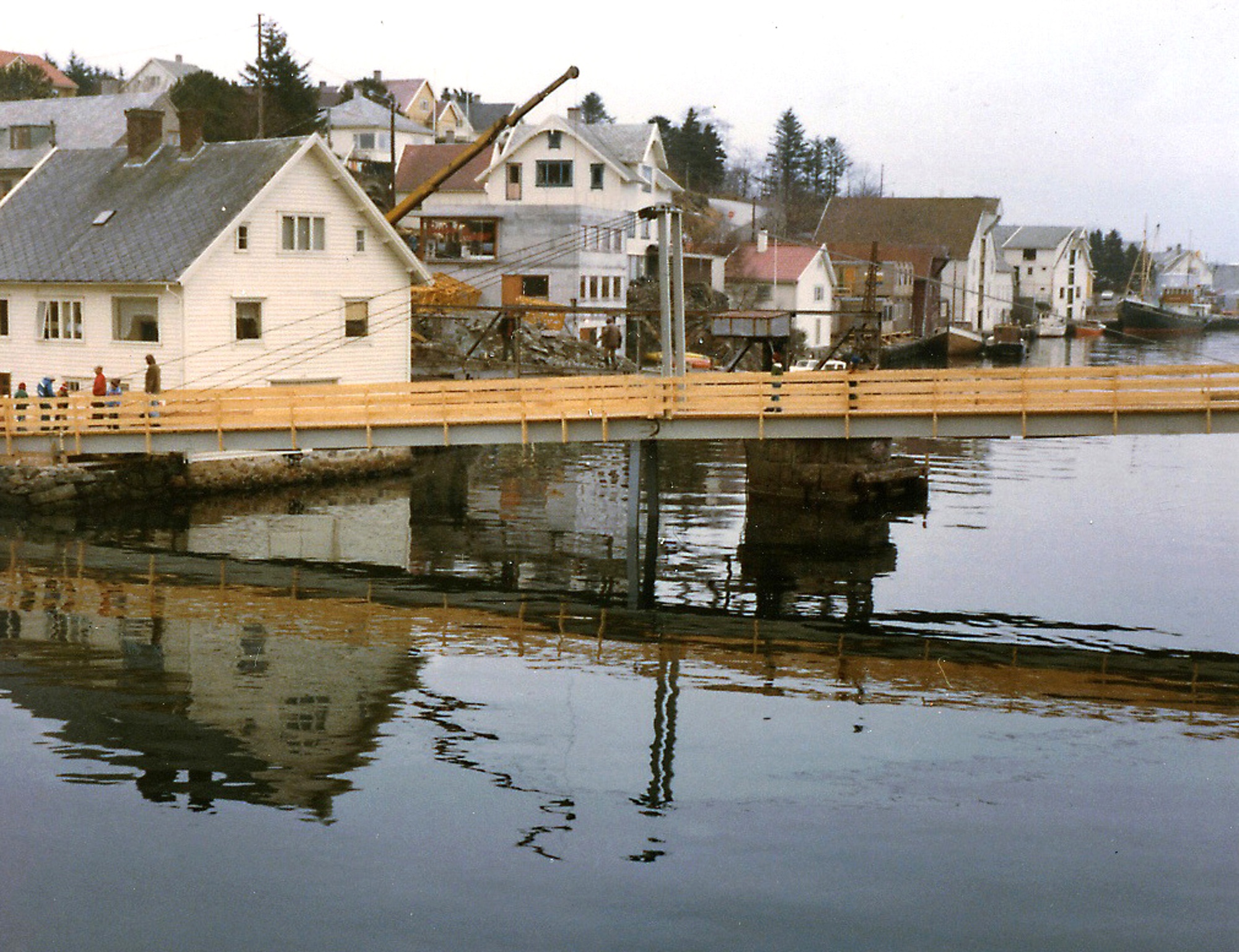 Strømsund bro (1929 - 1978) Rivingen av svingbroen har startet for å gi plass til den nye vippebroen. Den midlertidige gangbroen er klar til bruk ...  Strømsund bru på riksvei 511 i Karmøy er et viktig kulturminne. Helt siden 1873 har det stått en bru her som binder nordre og søndre del av Kopervik sammen. Dette er et av få steder i landet der man har hatt flere generasjoner av bevegelige bruer. Dagens bru er 52 meter lang og den tredje i rekken. Brua var den første klaffebrua i Norge med hydraulisk drift. Strømsund bru ble fredet av riksantikvaren i 2008, og står nå som en viktig brikke i fortellingen om den nasjonale veg- og samferdselshistorien. Hensikten er å bevare hovedkonstruksjoner og detaljer, og at den også i fremtiden skal være bevegelig. (Aud Irene Jacobsen - Karmøy kommune)