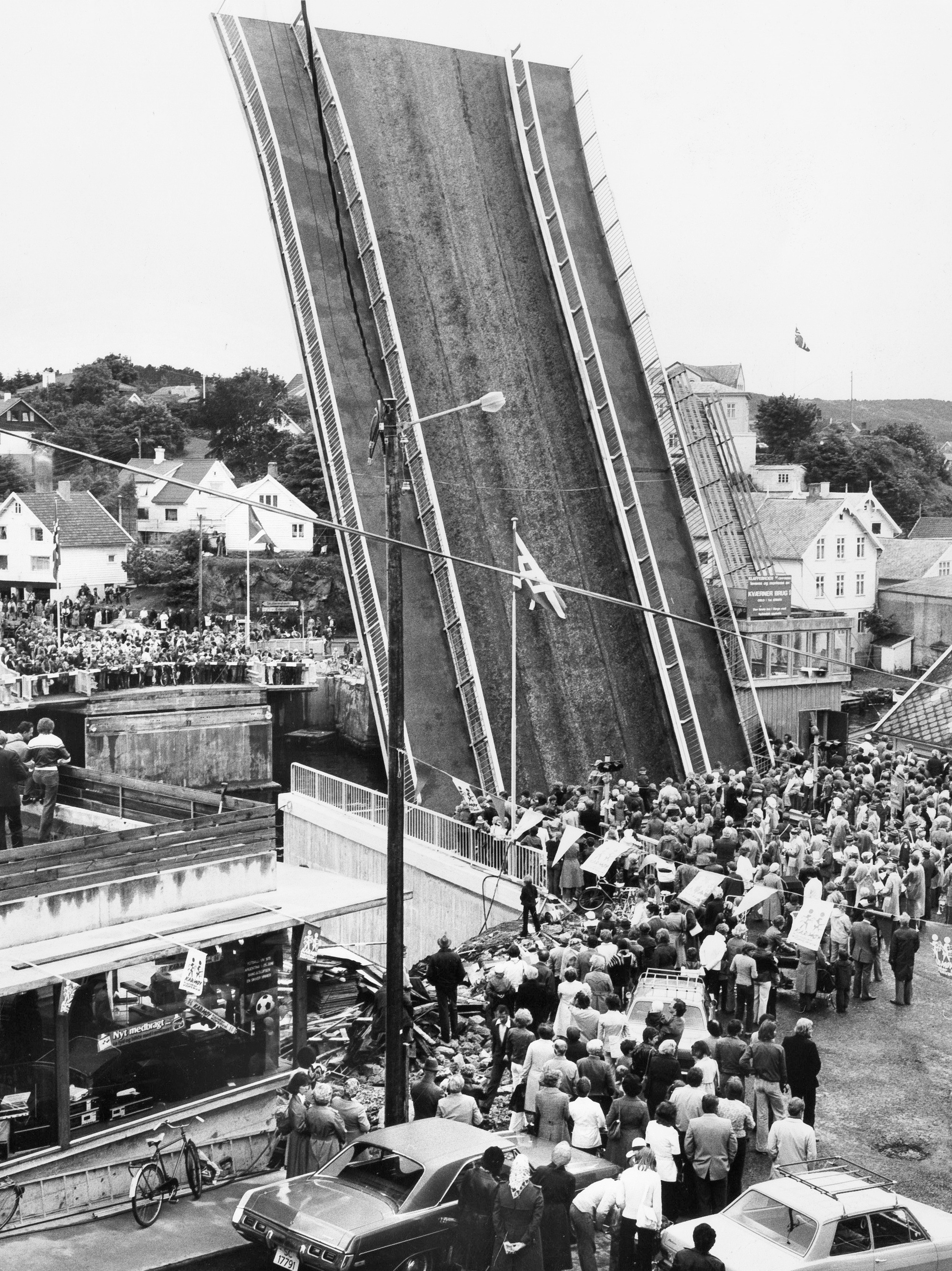 Fra prøveåpningen av Strømsund bro juni 1978 ...