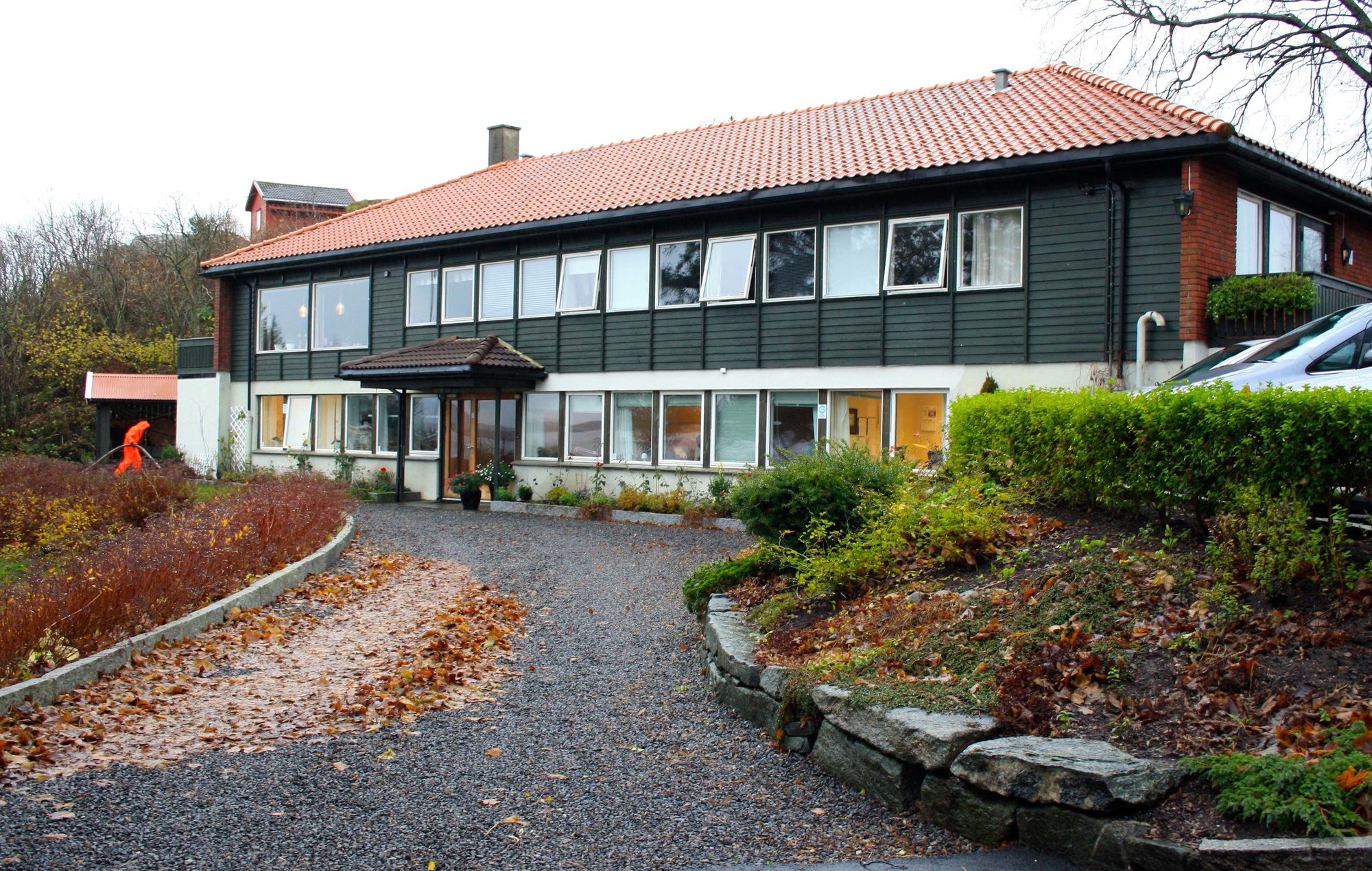 Solstrand barnehjem - Jakob Walnums hjem Startet opp 1921 og selv om eierforhold, virkeområde og intensjoner har endret seg, er beliggenheten den samme. 10 mål med flotte grøntarealer til Karmsundet. Bilde viser nybygget fra 1970  Artikkel side 4 - hefte nr. 22