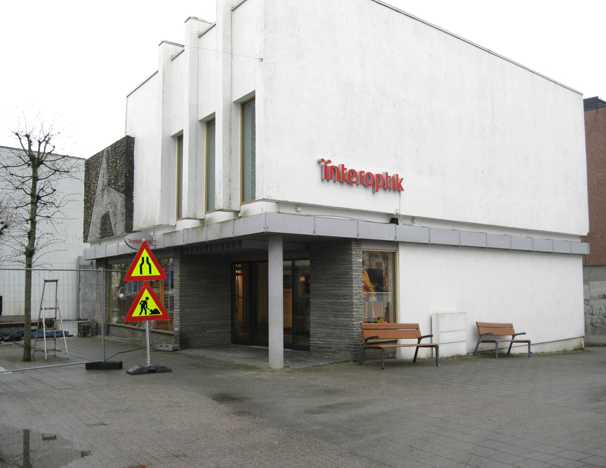 Bygninger i Kopervik Hovedgaten 42 i krysset ved Henrik Klausens gate er tidligere Johan Stangelands - "Stangeland Klær" Nå huser bygget Interoptik ...