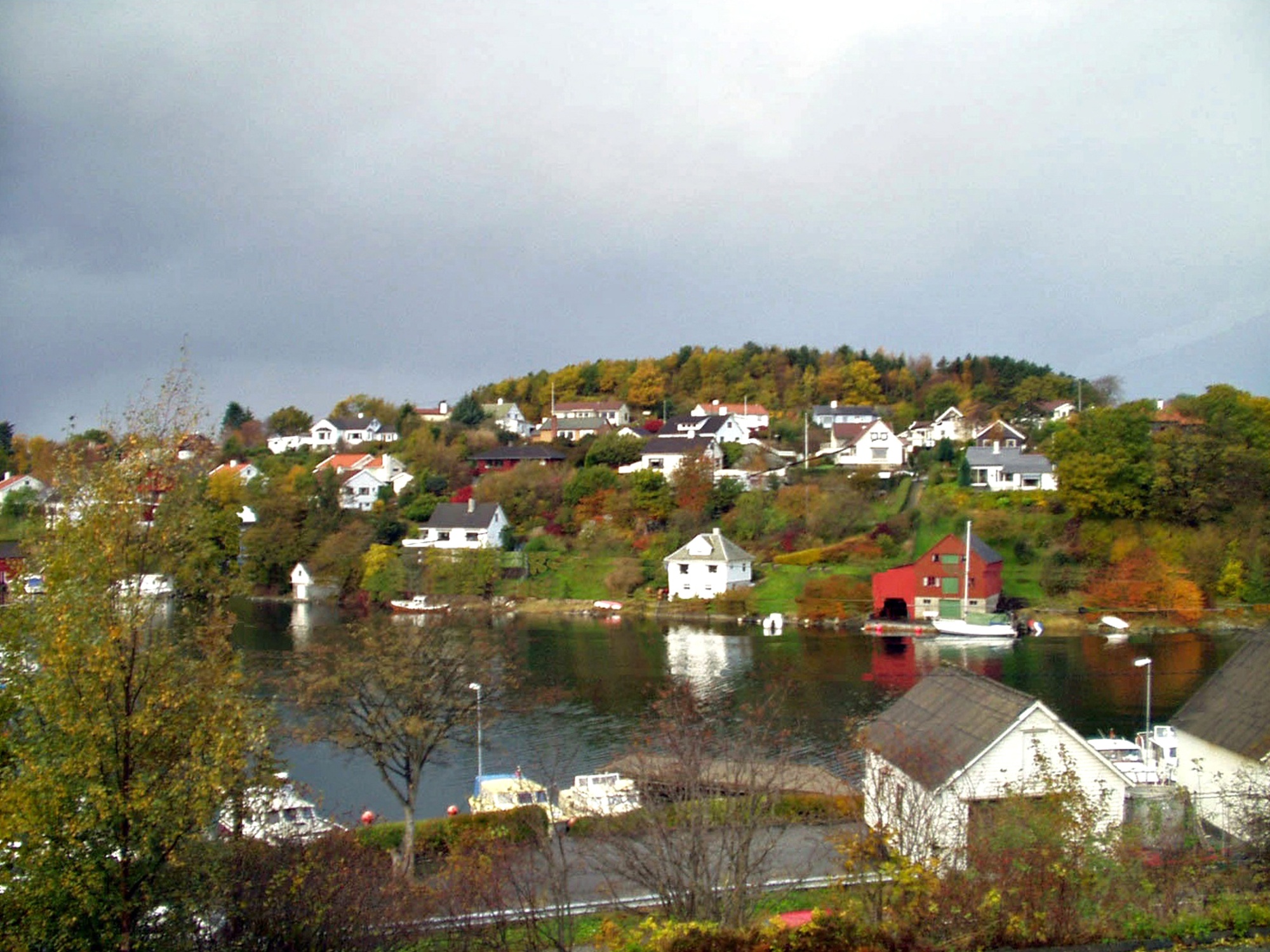 Bygninger i Kopervik Utsikt fra Kopervik skole (Kulturhuset) og over mot Liå ...