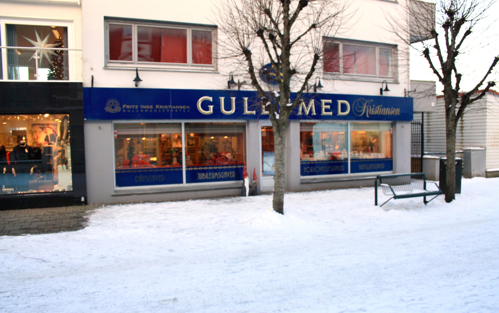 Bygninger i Kopervik Salomonsen Bok & Papir (Hovedgaten 23) huser her gullsmed Fritz Inge Kristiansen ... Gullsmeddbutikken ble senere ovetatt av datteren Bente Kristiansen ...