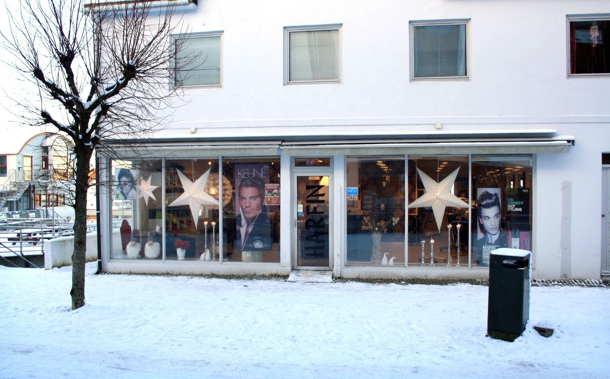 Bygninger i Kopervik Ingvald Thorlandhuset/Alf Mydland bakeri i Hovedgaten 35, har fått frisørsalong ...