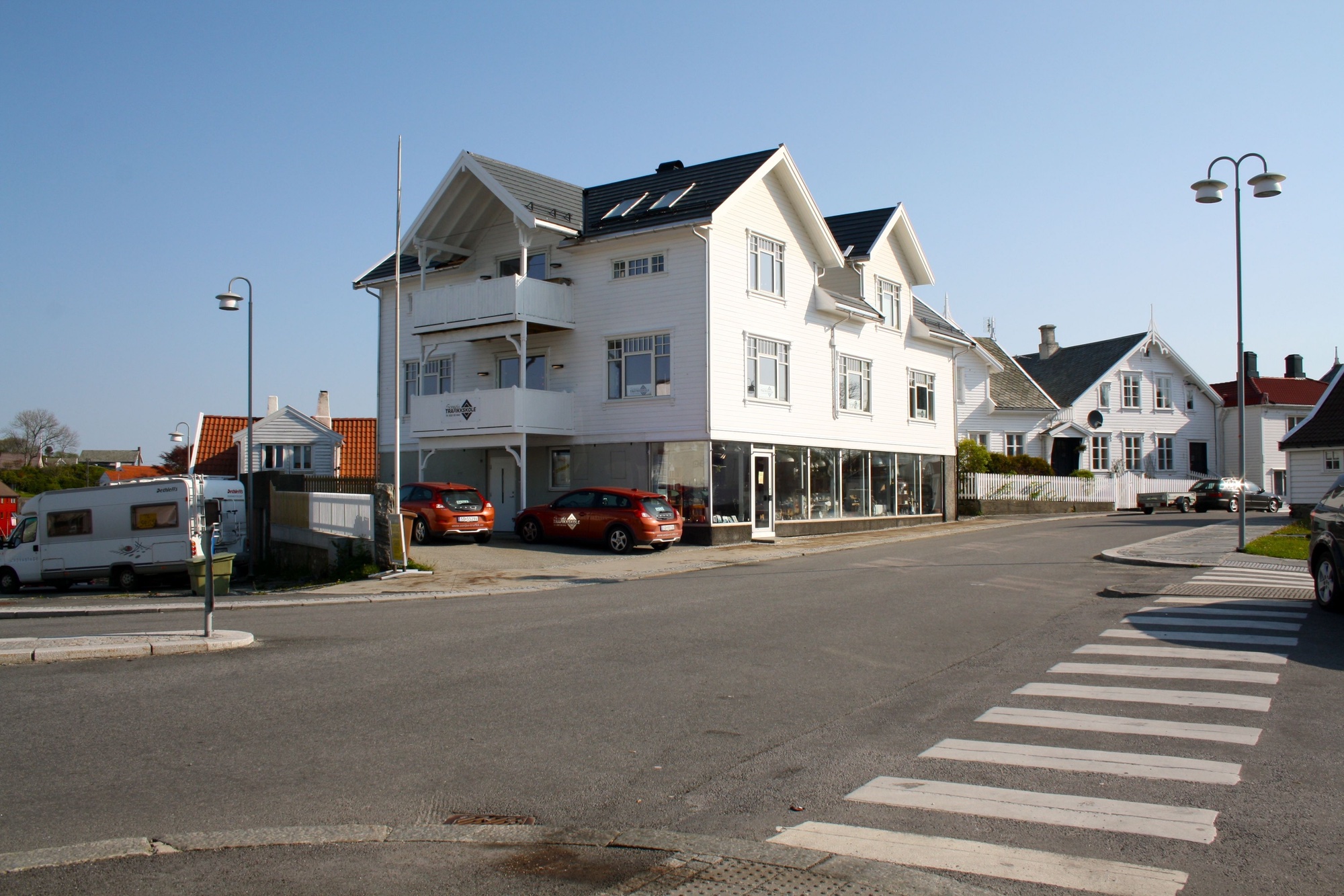 Bygninger i Kopervik Dr. Johan Thorkildsen sitt hus i Hovedgaten 43, har blitt totalrenovert. Eier er nå Sonjas Trafikkskole ...