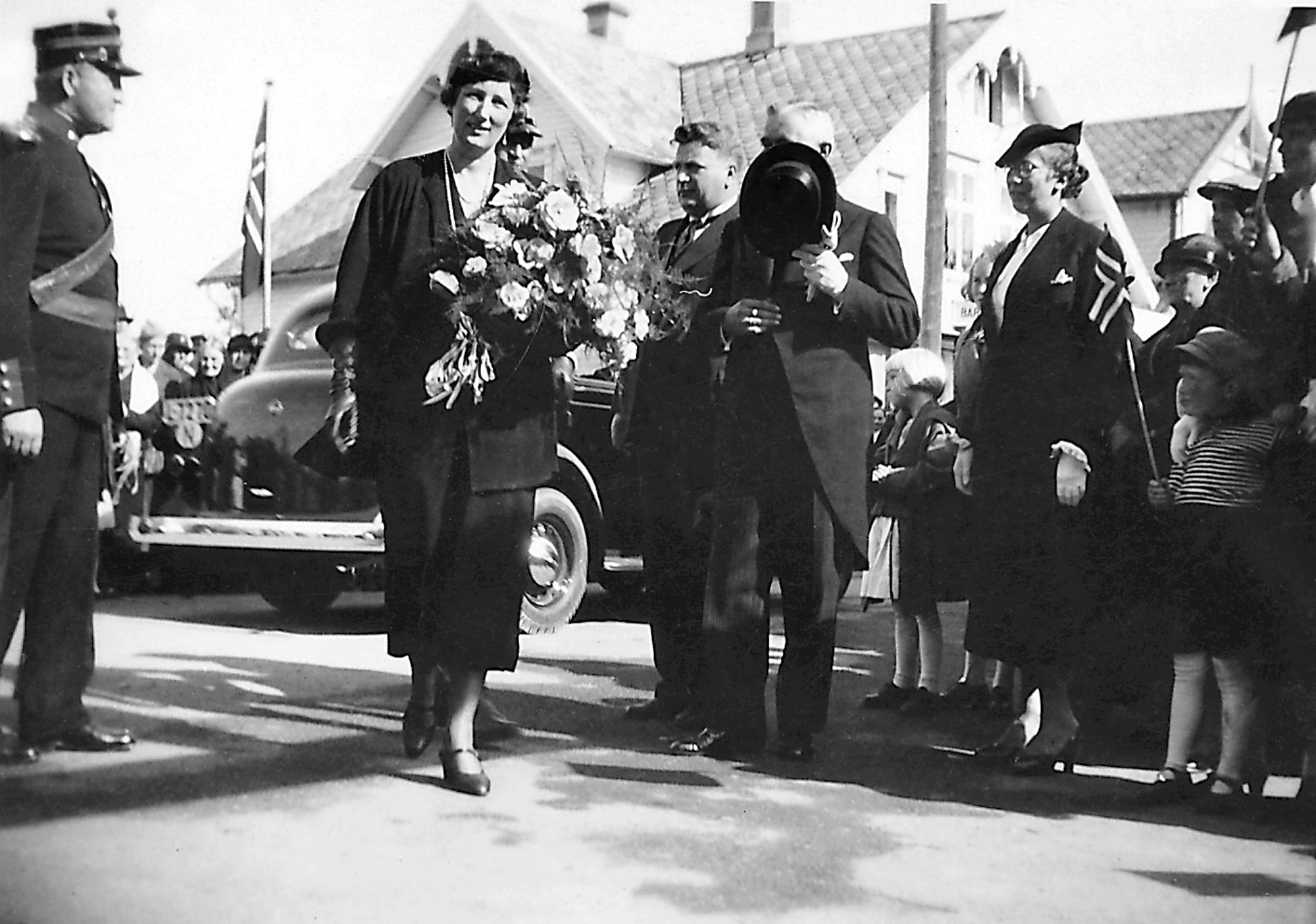 Karmøyutstillingen 1936 Kronprinsparet ankommer Kopervik og utstillingen ... Her blir paret geleidet mot hovedinngangen til utstillingen av bl.a. ordfører Elias Sandvig ......  Nils O. Fjeldkårstad, kronprinsesse Märtha, kronprins Olav, Fritjof Oftedal og ordfører Elias Sandvikg Bak til høyre: Karen Sandvig (Nygaard)