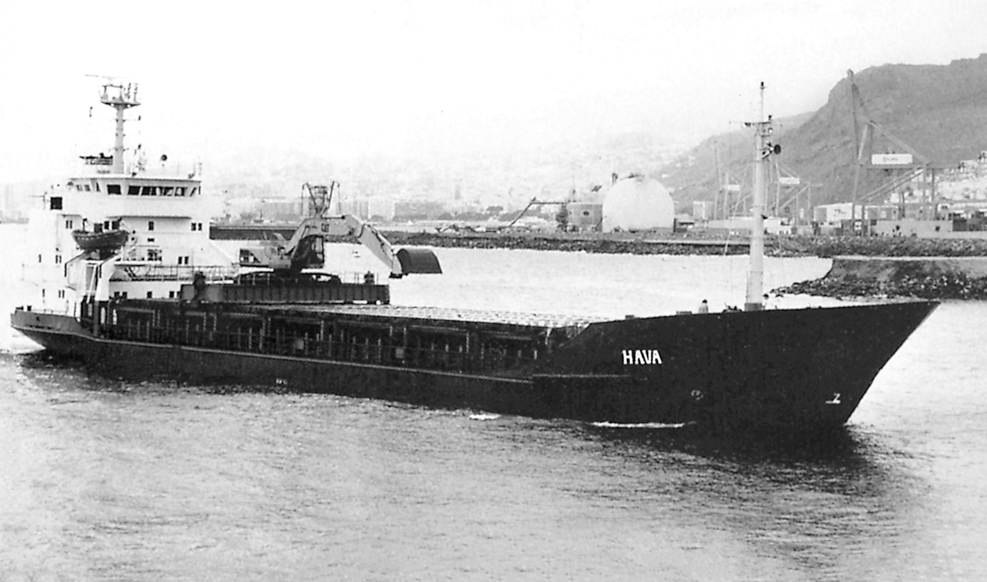 M/S "Hava" 1997 - , Bulk/selvlosser 1979 Levert fra Heinrich Brand Schiffverft GmbH., Oldenburg som "Nora Heeren" til Partenreederei M.S. "Nora Heeren", Oldenburg/Antigua & Barbuda. 2023 br.reg.ton, 1015 net.reg.ton, 2350 tdw., 79,72x 13,03x5,07/5,31 meter. 8-syl. 4T EV MaK, 1700 BHK. 12,0 knop. Containerkapasitet 164 TEU. November 1997 Innkjøpt som Kypros registrert "Baltic Amber" til Akmar Lines, av Halvorsen A/S, Kopervik, omdøpt "Hava" under Bahamas flagg. Ombygd til selvlosser med gravemaskin og satt i fart fra februar 1998 - dels i kontrakt - dels i løsfart med sand/stein m.v. Ommålt 2853 tdw., dybde 5,69 meter. Ny Caterpillar gravemaskin 350 L. Lossekapasitet 500 tonn pr. time. Befrakter/megler: Aasen Chartering A/S, Mosterhavn