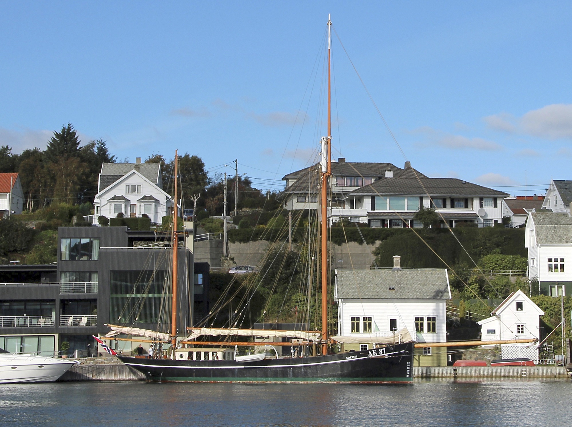 Den gamle frakteskuten M/S "Nortun", ombygd til seil, fortøyd på Norasiå ...