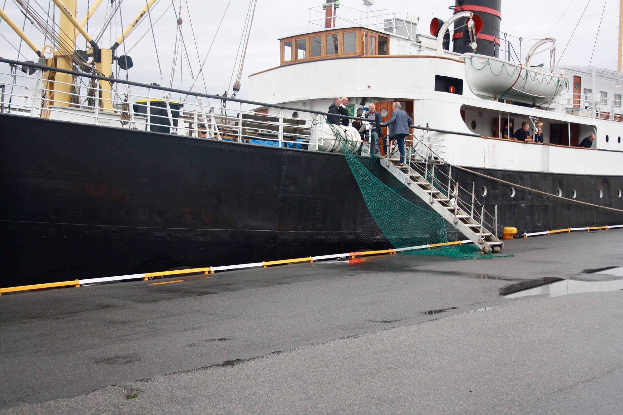M/S "Rogaland" før avgang fra Kopervik ...  KOH arrangerte historisk fjordtur med M/S "Rogaland". Turen skulle gå ruten "Vidar" gikk i årene 1908 til 1916 - nemlig Tysvær - Kopervik - Haugesund, men prg. båtens størrelse ble ruten Kopervik - Gismarvik - Høvring - Kopervik. 100 passasjerer fikk en minnerik tur med god mat og drikke.  Se omtale av turen i hefte nr. 25, side 34 og 35 ...  Fra venstre: Lars Halvorsen, John Larsen, Per Arild Bygnes og ?