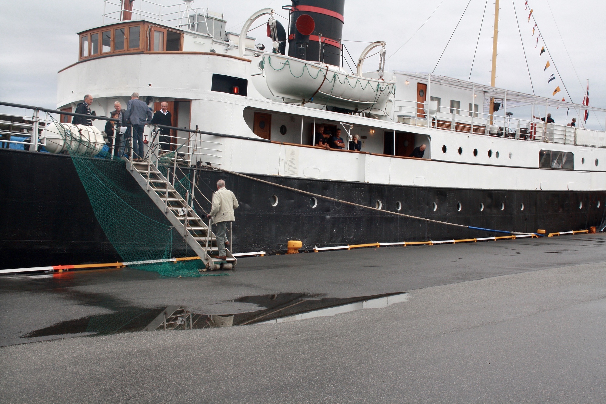 M/S "Rogaland" før avgang fra Kopervik ...  KOH arrangerte historisk fjordtur med M/S "Rogaland". Turen skulle gå ruten "Vidar" gikk i årene 1908 til 1916 - nemlig Tysvær - Kopervik - Haugesund, men prg. båtens størrelse ble ruten Kopervik - Gismarvik - Høvring - Kopervik. 100 passasjerer fikk en minnerik tur med god mat og drikke.  Se omtale av turen i hefte nr. 25, side 34 og 35 ...  Lars Halvorsen, Per Arild Bygnes og John Larsen