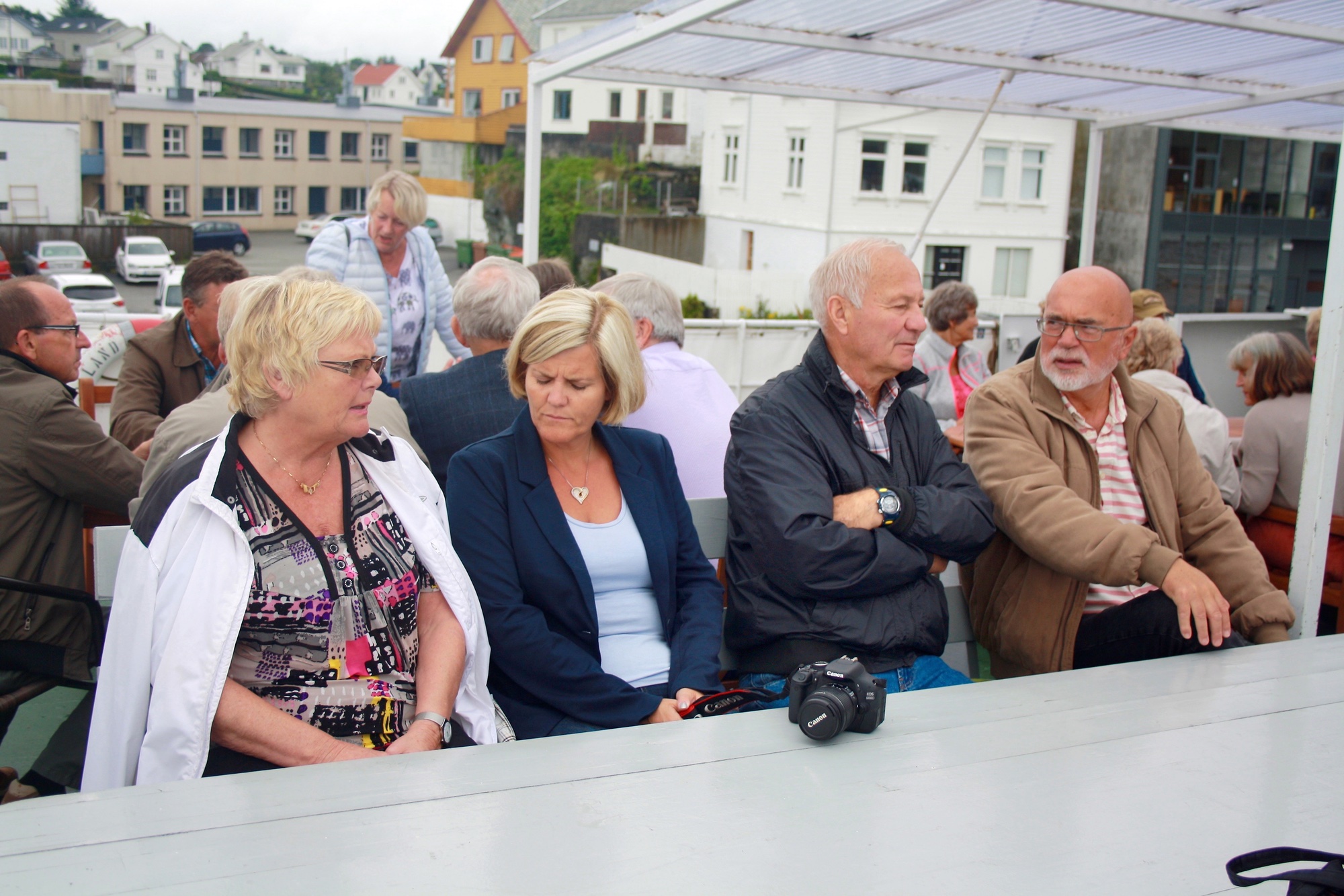 Noen av passasjerene ...  KOH arrangerte historisk fjordtur med M/S "Rogaland". Turen skulle gå ruten "Vidar" gikk i årene 1908 til 1916 - nemlig Tysvær - Kopervik - Haugesund, men prg. båtens størrelse ble ruten Kopervik - Gismarvik - Høvring - Kopervik. 100 passasjerer fikk en minnerik tur med god mat og drikke.  Se omtale av turen i hefte nr. 25, side 34 og 35 ...  Fra venstre: Evy Trygg, ?, Odd Berner Christensen og Ståle Pedersen