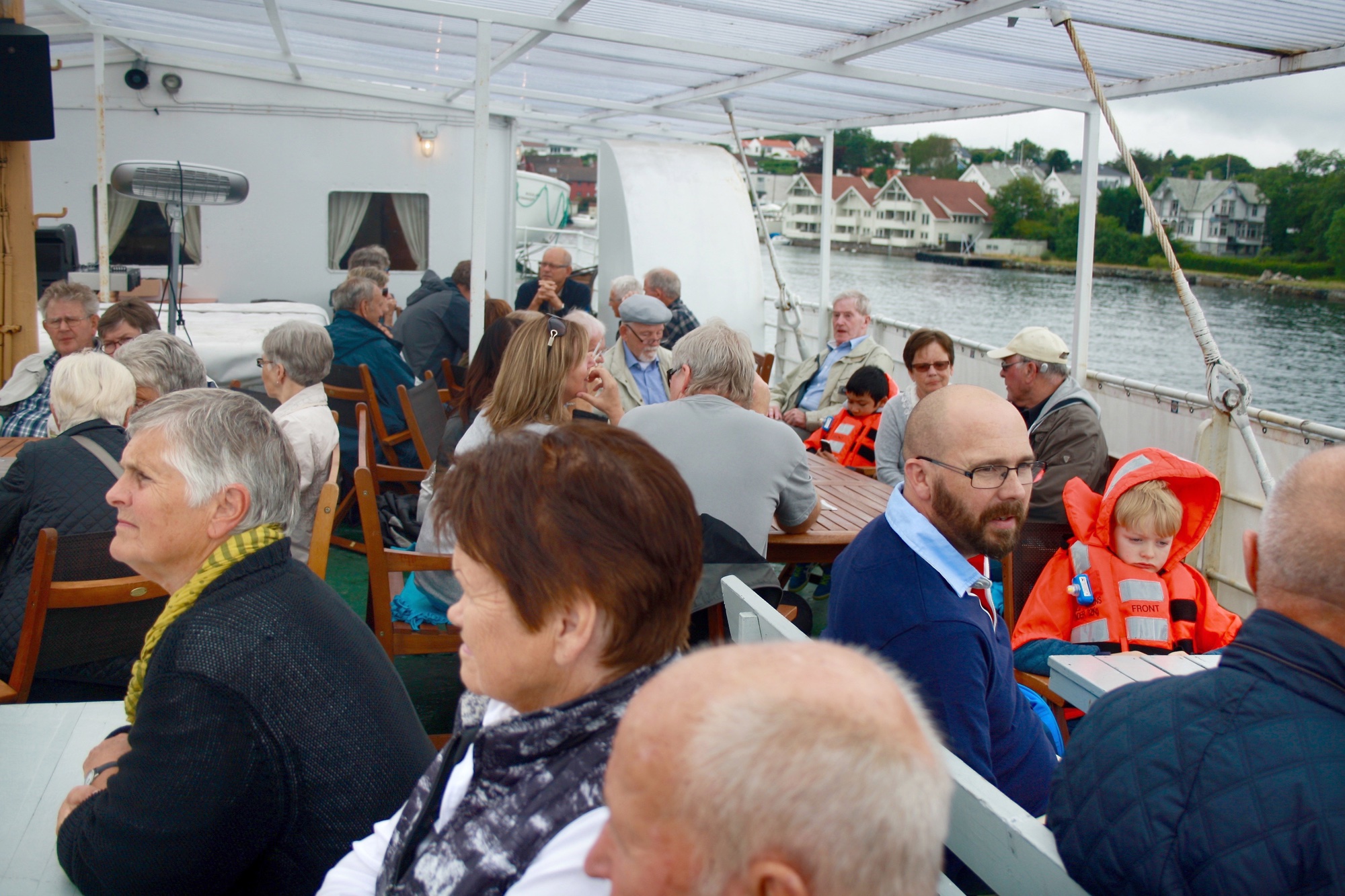 Passasjerer på akterdekket ...  KOH arrangerte historisk fjordtur med M/S "Rogaland". Turen skulle gå ruten "Vidar" gikk i årene 1908 til 1916 - nemlig Tysvær - Kopervik - Haugesund, men prg. båtens størrelse ble ruten Kopervik - Gismarvik - Høvring - Kopervik. 100 passasjerer fikk en minnerik tur med god mat og drikke.  Se omtale av turen i hefte nr. 25, side 34 og 35 ...