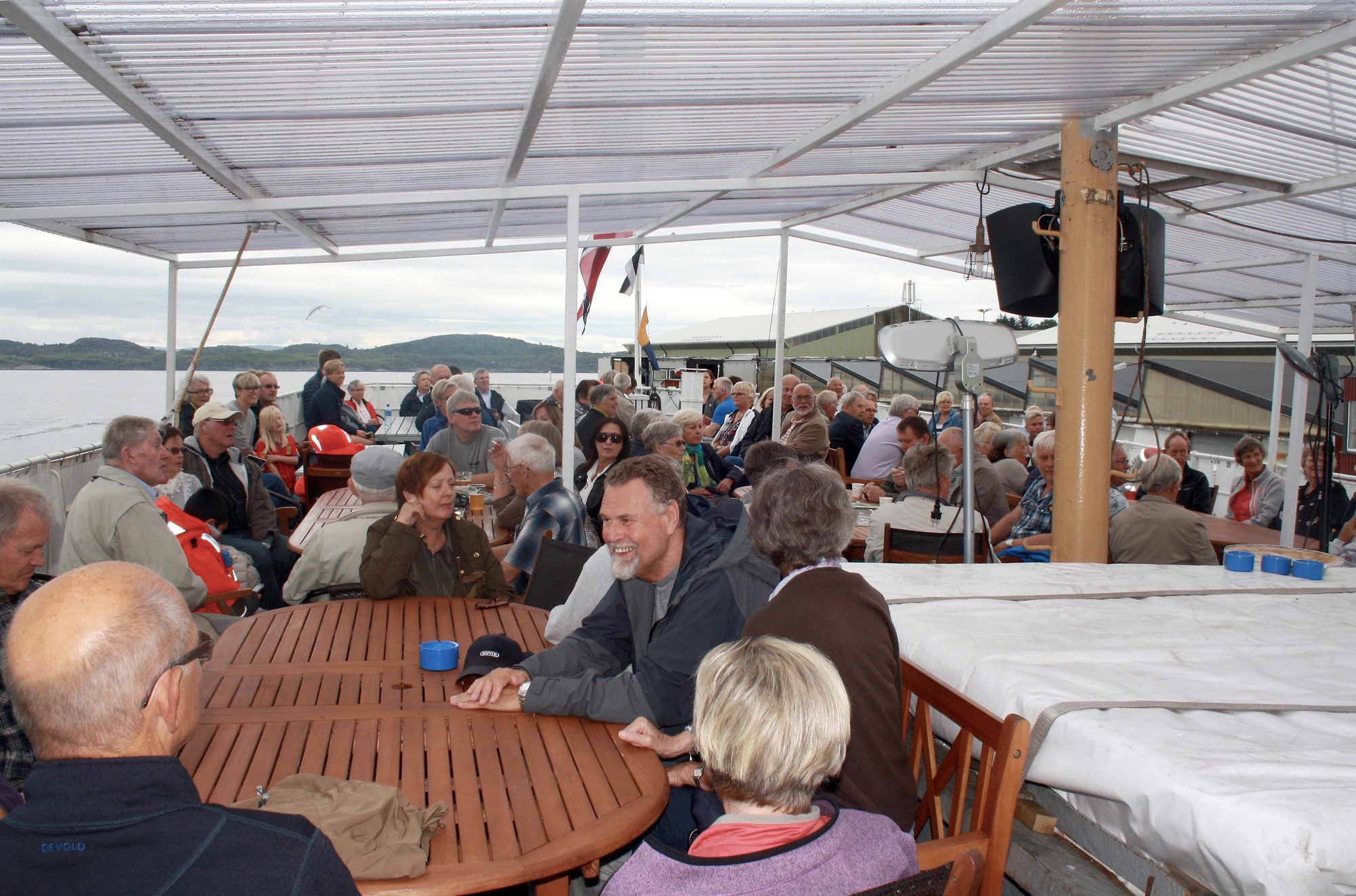 Lydhørt publikum når det fortelles om båtens historie ...  KOH arrangerte historisk fjordtur med M/S "Rogaland". Turen skulle gå ruten "Vidar" gikk i årene 1908 til 1916 - nemlig Tysvær - Kopervik - Haugesund, men prg. båtens størrelse ble ruten Kopervik - Gismarvik - Høvring - Kopervik. 100 passasjerer fikk en minnerik tur med god mat og drikke.  Se omtale av turen i hefte nr. 25, side 34 og 35 ...
