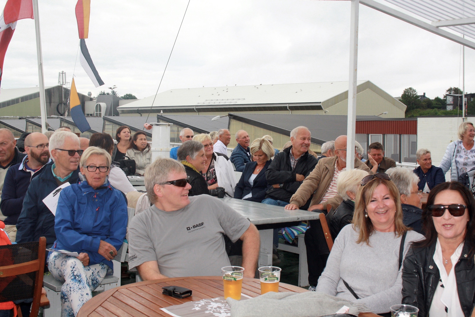 Lydhørt publikum når det fortelles om båtens historie ...  KOH arrangerte historisk fjordtur med M/S "Rogaland". Turen skulle gå ruten "Vidar" gikk i årene 1908 til 1916 - nemlig Tysvær - Kopervik - Haugesund, men prg. båtens størrelse ble ruten Kopervik - Gismarvik - Høvring - Kopervik. 100 passasjerer fikk en minnerik tur med god mat og drikke.  Se omtale av turen i hefte nr. 25, side 34 og 35 ...  Nærmeste bordet fra venstre: ?, Irene Eikill og Aud Gismervik