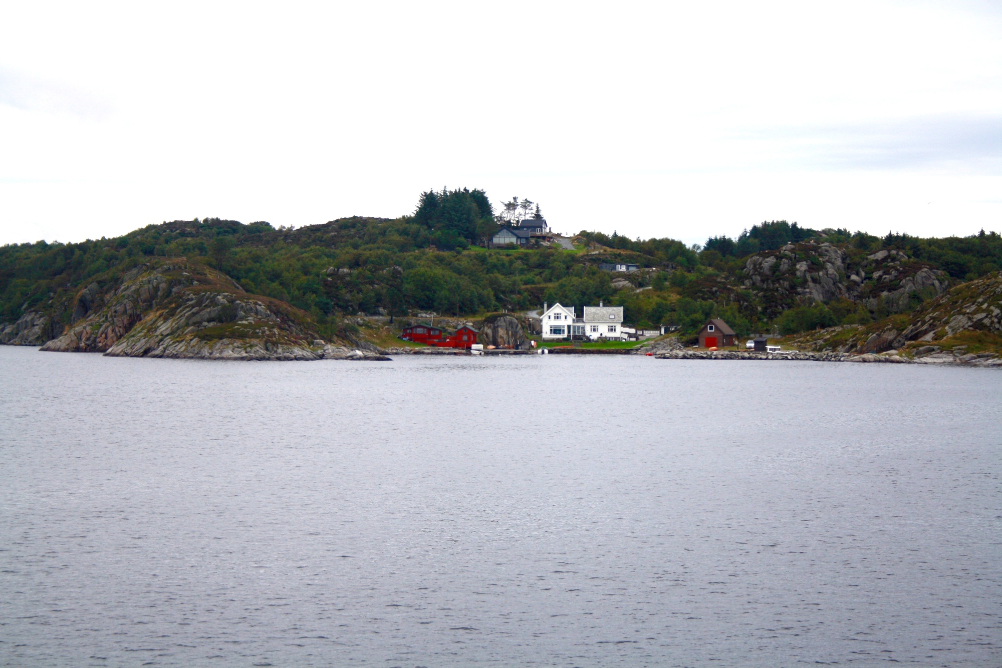 En av strandperlene på Gismarvik ...  KOH arrangerte historisk fjordtur med M/S "Rogaland". Turen skulle gå ruten "Vidar" gikk i årene 1908 til 1916 - nemlig Tysvær - Kopervik - Haugesund, men prg. båtens størrelse ble ruten Kopervik - Gismarvik - Høvring - Kopervik. 100 passasjerer fikk en minnerik tur med god mat og drikke.  Se omtale av turen i hefte nr. 25, side 34 og 35 ...