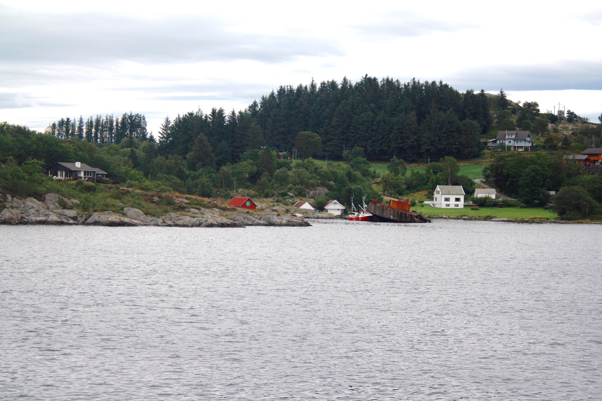 Her passerer vi Gismarvik og vraket av den gamle sementlekteren ...  KOH arrangerte historisk fjordtur med M/S "Rogaland". Turen skulle gå ruten "Vidar" gikk i årene 1908 til 1916 - nemlig Tysvær - Kopervik - Haugesund, men prg. båtens størrelse ble ruten Kopervik - Gismarvik - Høvring - Kopervik. 100 passasjerer fikk en minnerik tur med god mat og drikke.  Se omtale av turen i hefte nr. 25, side 34 og 35 ...
