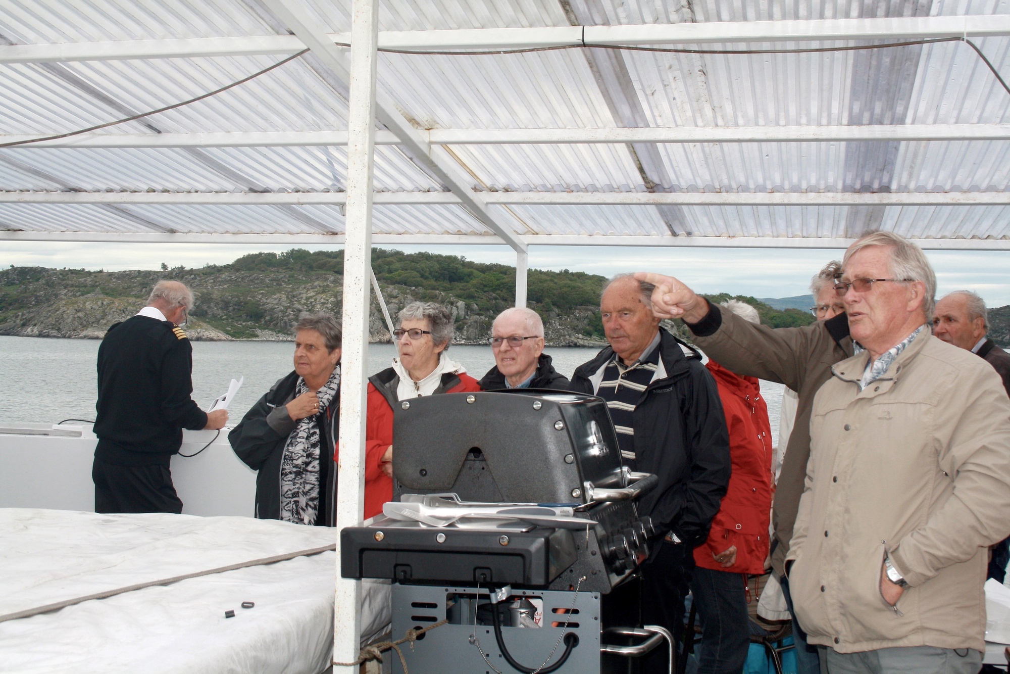 Kommentarene og forklaringene satt løst under hele turen ...  KOH arrangerte historisk fjordtur med M/S "Rogaland". Turen skulle gå ruten "Vidar" gikk i årene 1908 til 1916 - nemlig Tysvær - Kopervik - Haugesund, men prg. båtens størrelse ble ruten Kopervik - Gismarvik - Høvring - Kopervik. 100 passasjerer fikk en minnerik tur med god mat og drikke.  Se omtale av turen i hefte nr. 25, side 34 og 35 ...