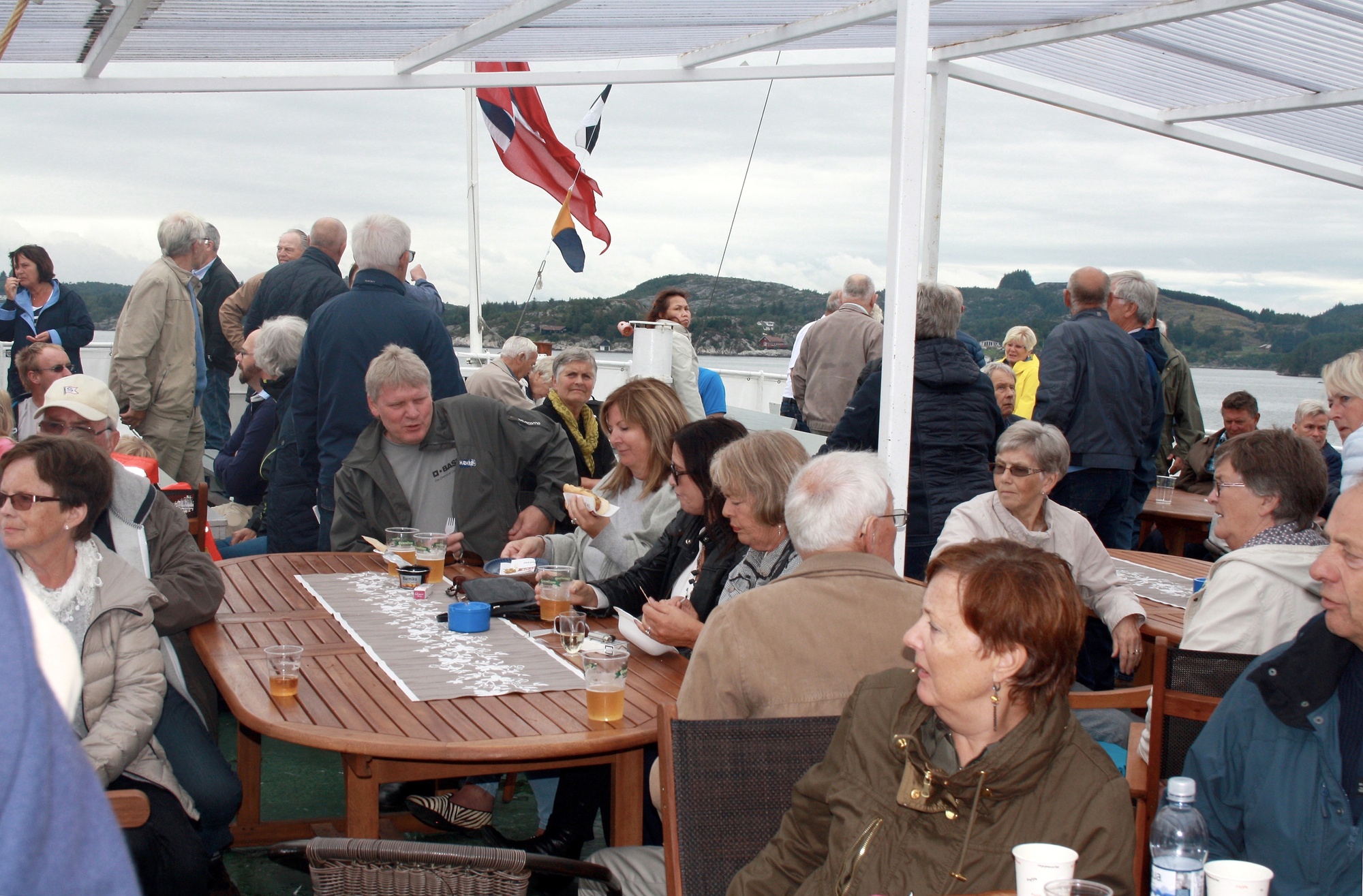Turdeltakerene koser seg på akterdekket ...  KOH arrangerte historisk fjordtur med M/S "Rogaland". Turen skulle gå ruten "Vidar" gikk i årene 1908 til 1916 - nemlig Tysvær - Kopervik - Haugesund, men prg. båtens størrelse ble ruten Kopervik - Gismarvik - Høvring - Kopervik. 100 passasjerer fikk en minnerik tur med god mat og drikke.  Se omtale av turen i hefte nr. 25, side 34 og 35 ...  Bl.a.: John Hop, Irene Eikill, Grethe Blikra, Inger MFikstveit og Svanhild Holgersen