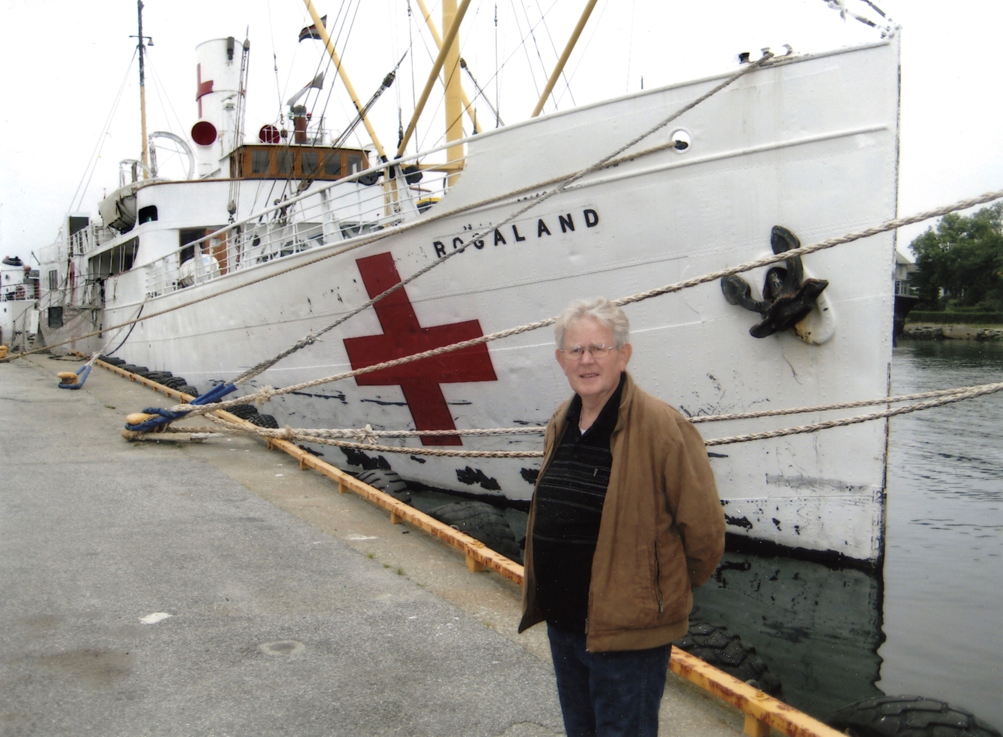 M/S "Rogaland" til kai i Kopervik ...  KOH arrangerte historisk fjordtur med M/S "Rogaland" for andre år på rad ... Turen gikk dette året inn Førdesfjorden ... 100 passasjerer fikk en vellykket tur med god mat og drikke ...  Det hvite skroget med Røde Kors merket kommer av at fartøyet har deltatt som hospitalskip i en stor filminnspilling om D-dagen i Frankrike ...  Se hefte 26, side ??  Oddvar Fikstveit
