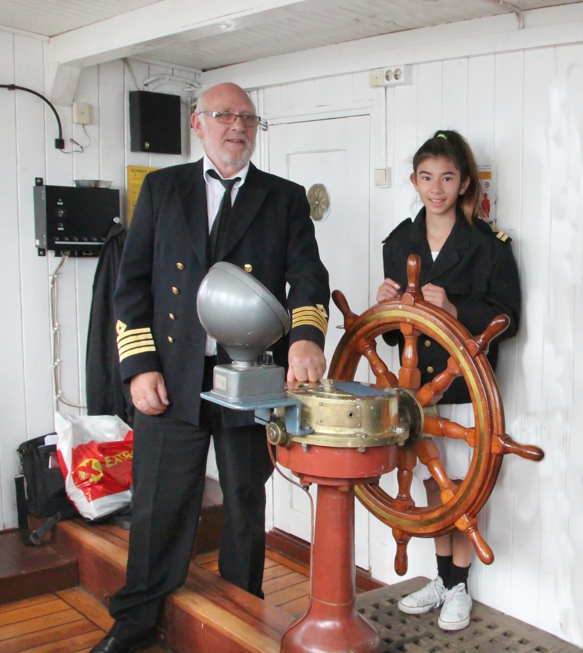 M/S "Rogaland" KOH arrangerte historisk fjordtur med M/S "Rogaland" for andre år på rad ... Turen gikk dette året inn Førdesfjorden ... 100 passasjerer fikk en vellykket tur med god mat og drikke ... Her et bilde fra broen ...  Se hefte 26, side 49  Skipsfører Per Øhmann og Kristine Bygnes