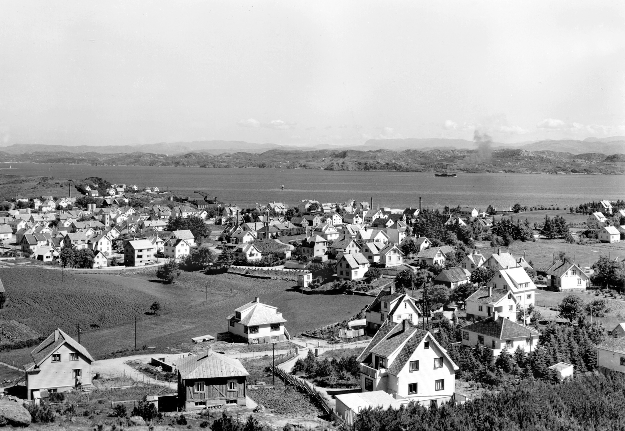 Flyfoto og oversiktsbilder Nonsvarden i forgrunnen, Kopervik og Karmsundet ... Husene i forgrunnen fra venstre, tilhørte Brita og Magnus Osmundsen, Anna og Magnus Blikshavn, Emmy og Kasper Folkvord, Gunda og Sivert Hop, Martine Svåsand (bak), Malene og John Grindhaug, Synnøve og Sivert Hop, Ruth og Harald Martinsen og Regine og Tobias Håvardsen ...