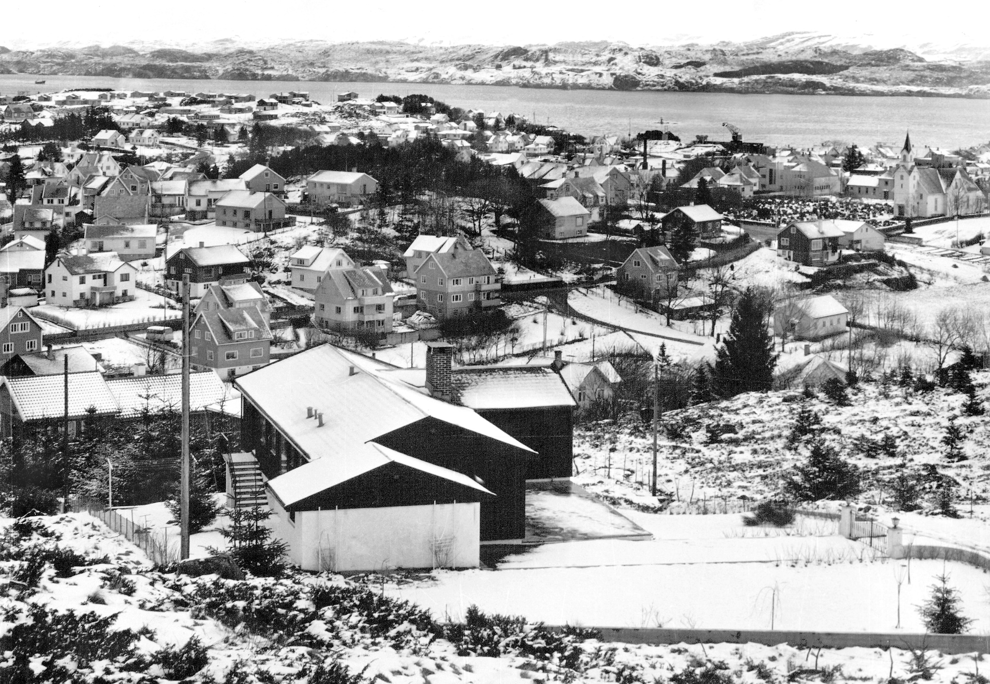 Bildet er tatt sørfra. Askehagen nærmest og Østremneset bak.