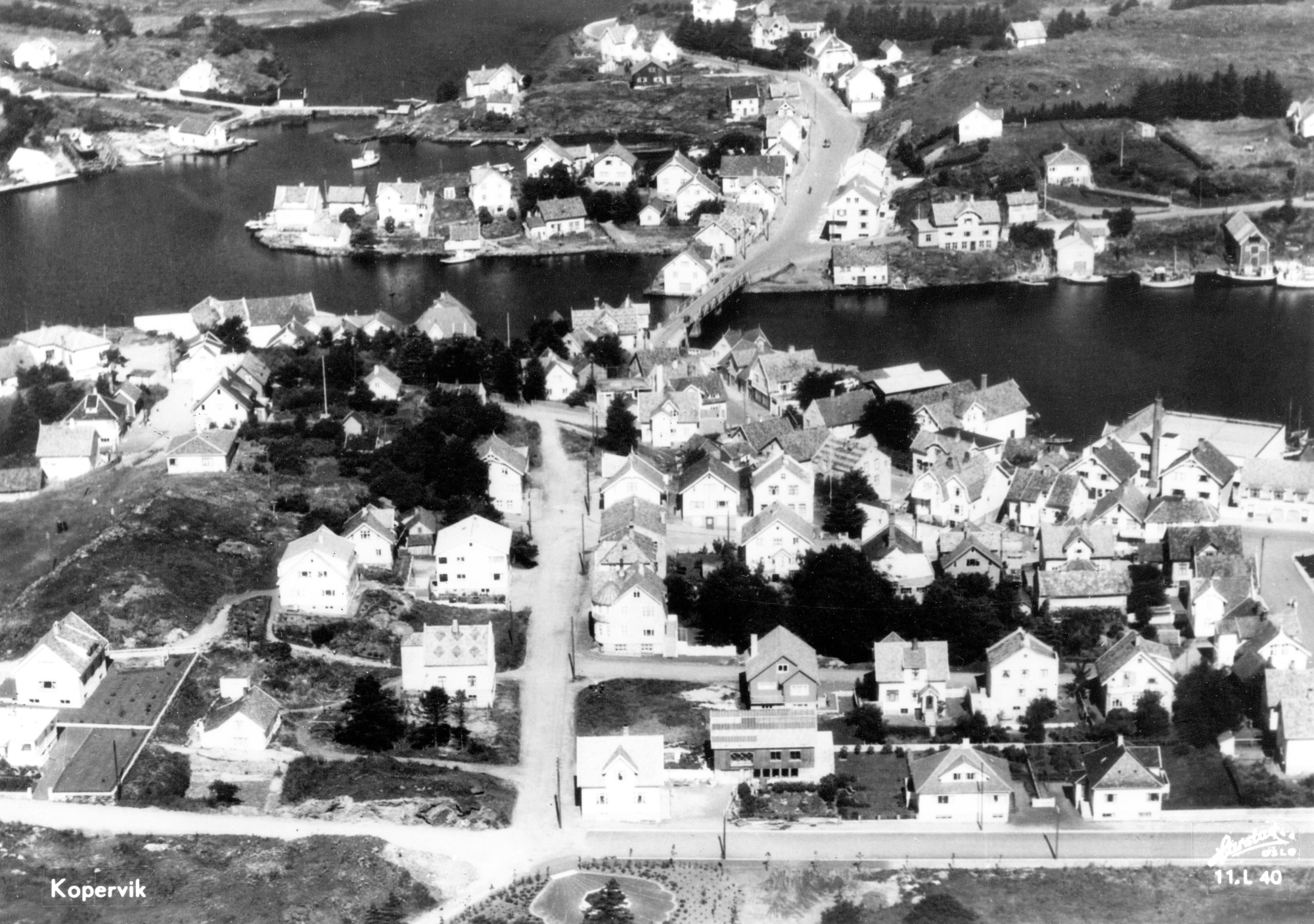 Flyfoto og oversiktsbilder Fra Kopervik kirke via Strømsund bro og nordover Avaldsnesvegen .