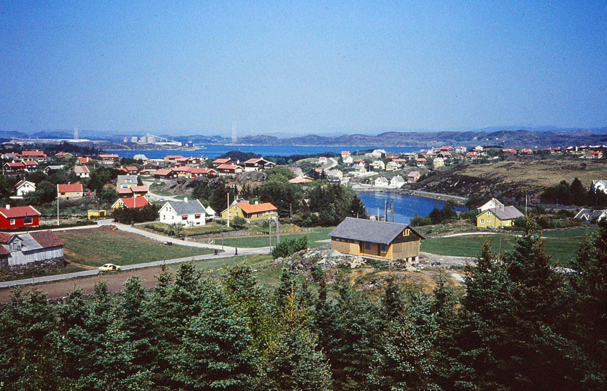 Flyfoto og oversiktsbilder Tatt fra Liå og nordover mot Karmøy Fabrikker ...