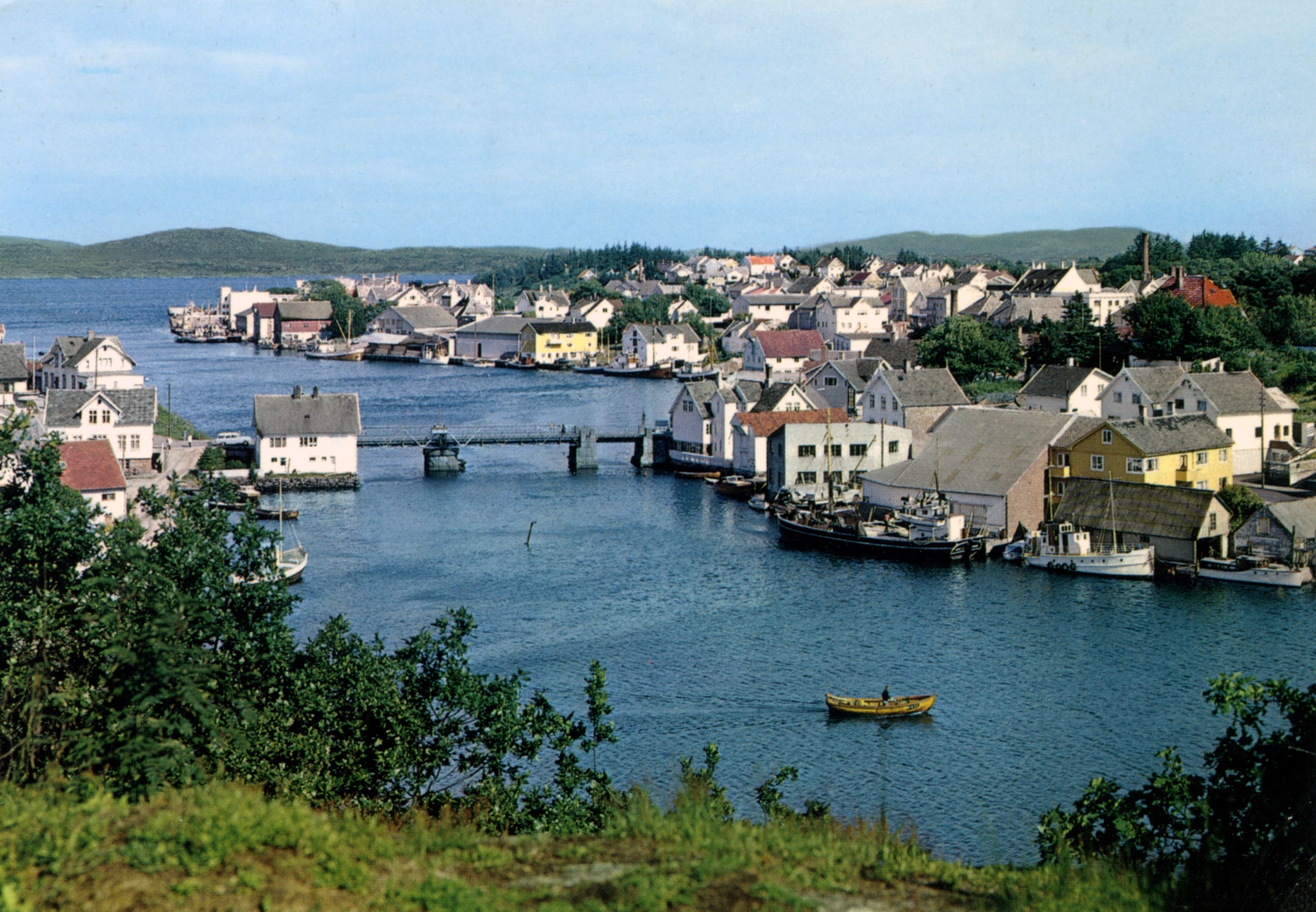 Utsikt fra Liå til Strømsund bro og utover Vågen til Karmøy Kjølelager på kaien ...
