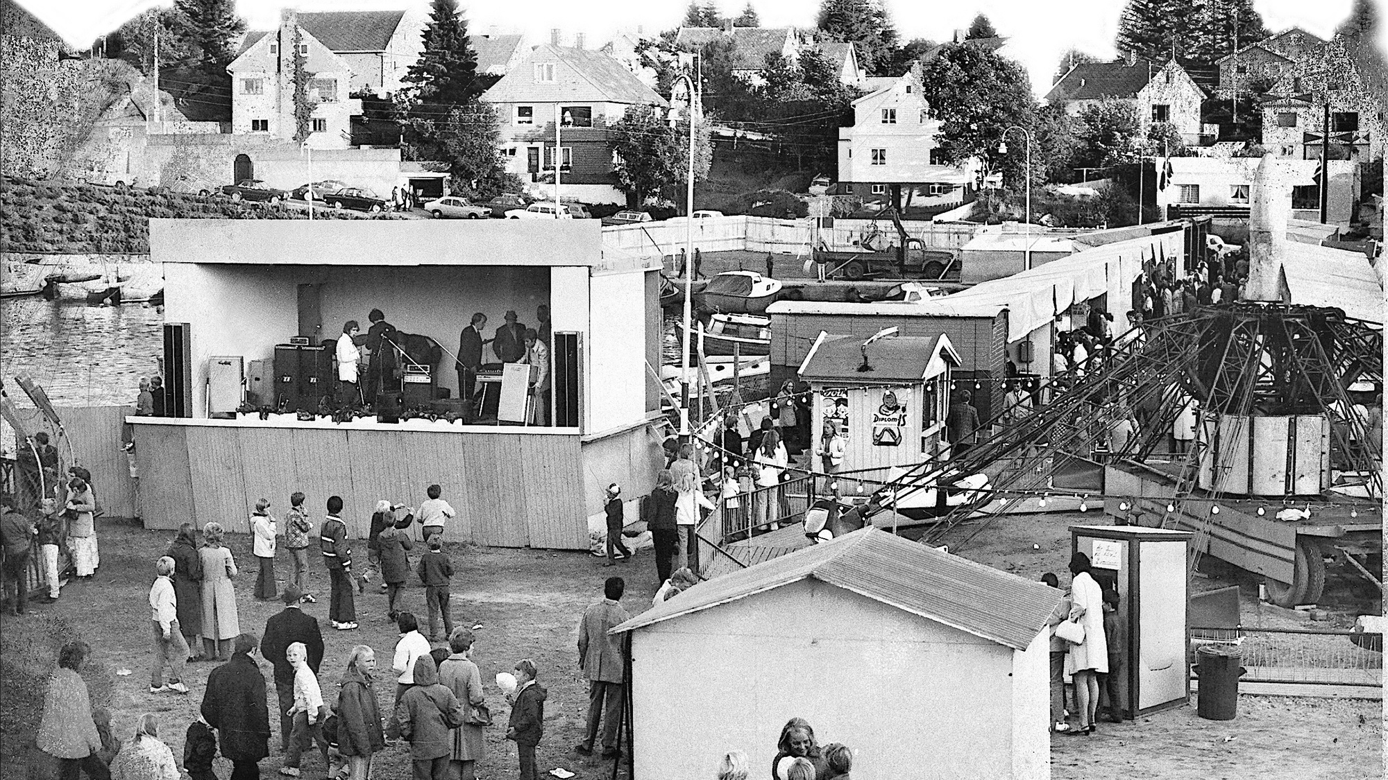 Karmøymessen 1971 var lagt til Festplassen i Kopervik ... Bildet viser artistscenen og det meste av tivoliområdet ...  ?