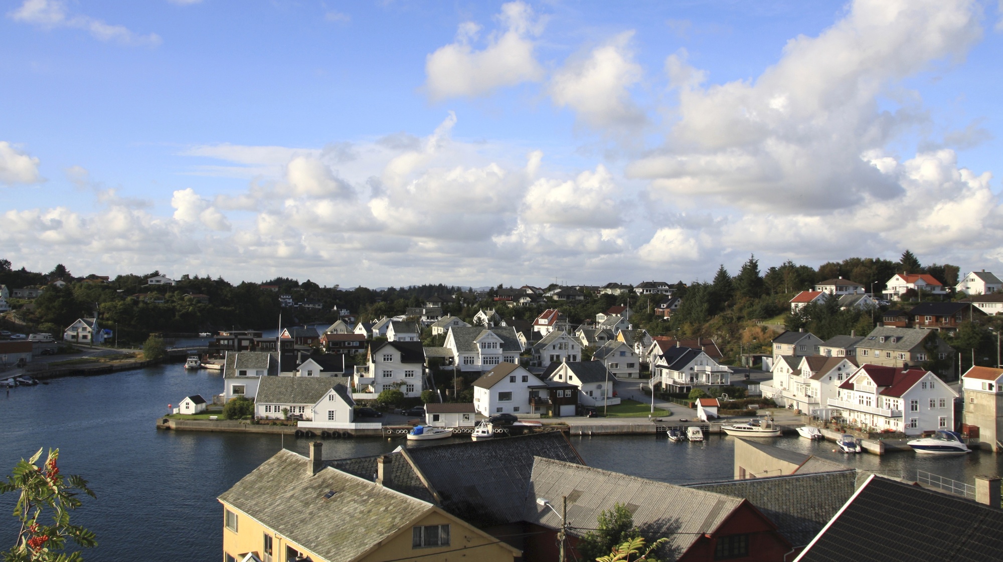 Oversiktsbilde tatt fra Skolehaugen mot Strømsund og nordover Skjoldaviken ...