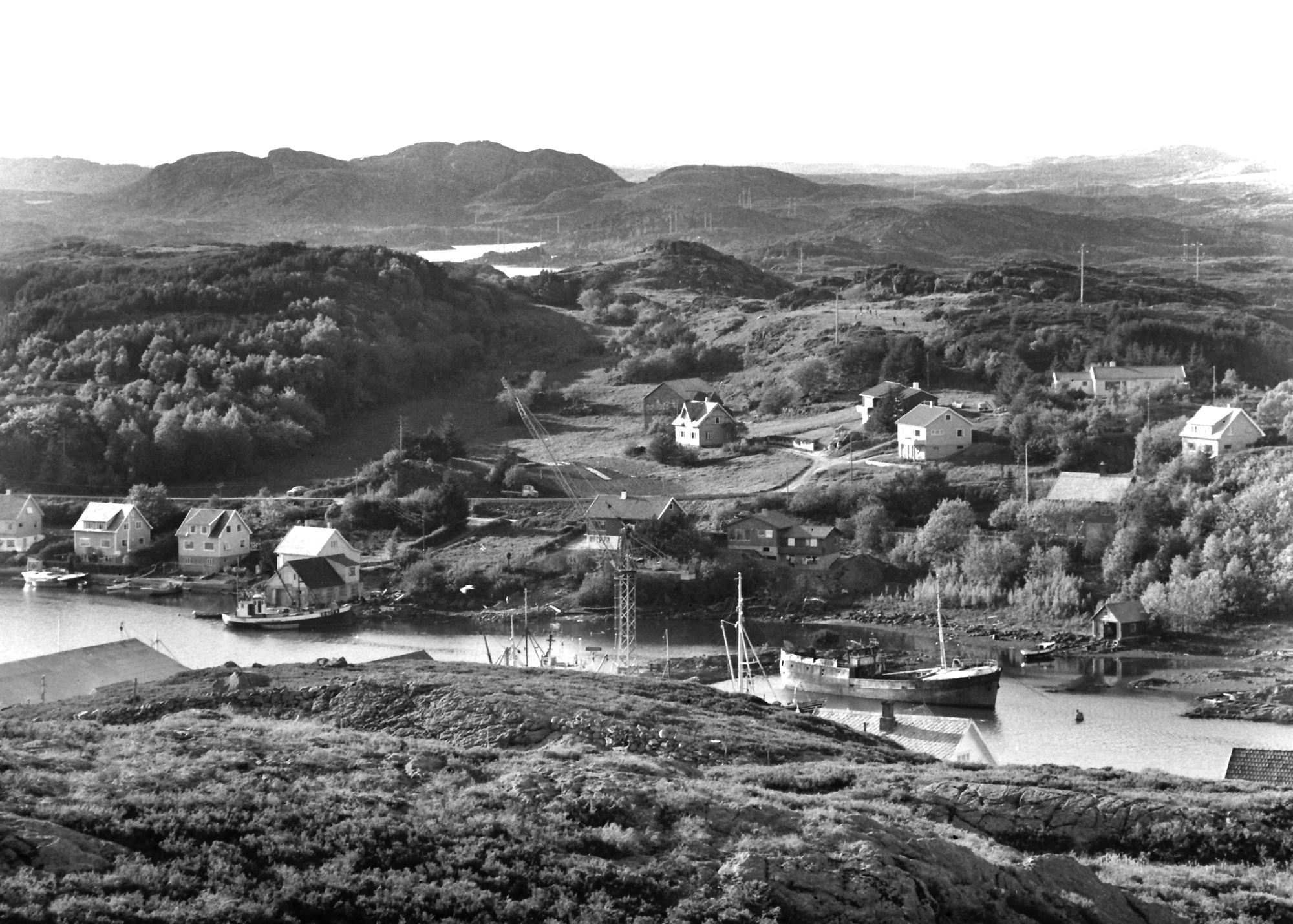 Oversiktsbilder fra Kopervik og omegn ... Bildene er tatt fra Olaf Sandsgaards eiendom og Nonsvarden ... Vi ser indre Eidsbotn og deler av Asaldalen ... Lars Svensen har merket bildene med: "Forsøk med widevinkel, fjernlinse og vanlig linse".