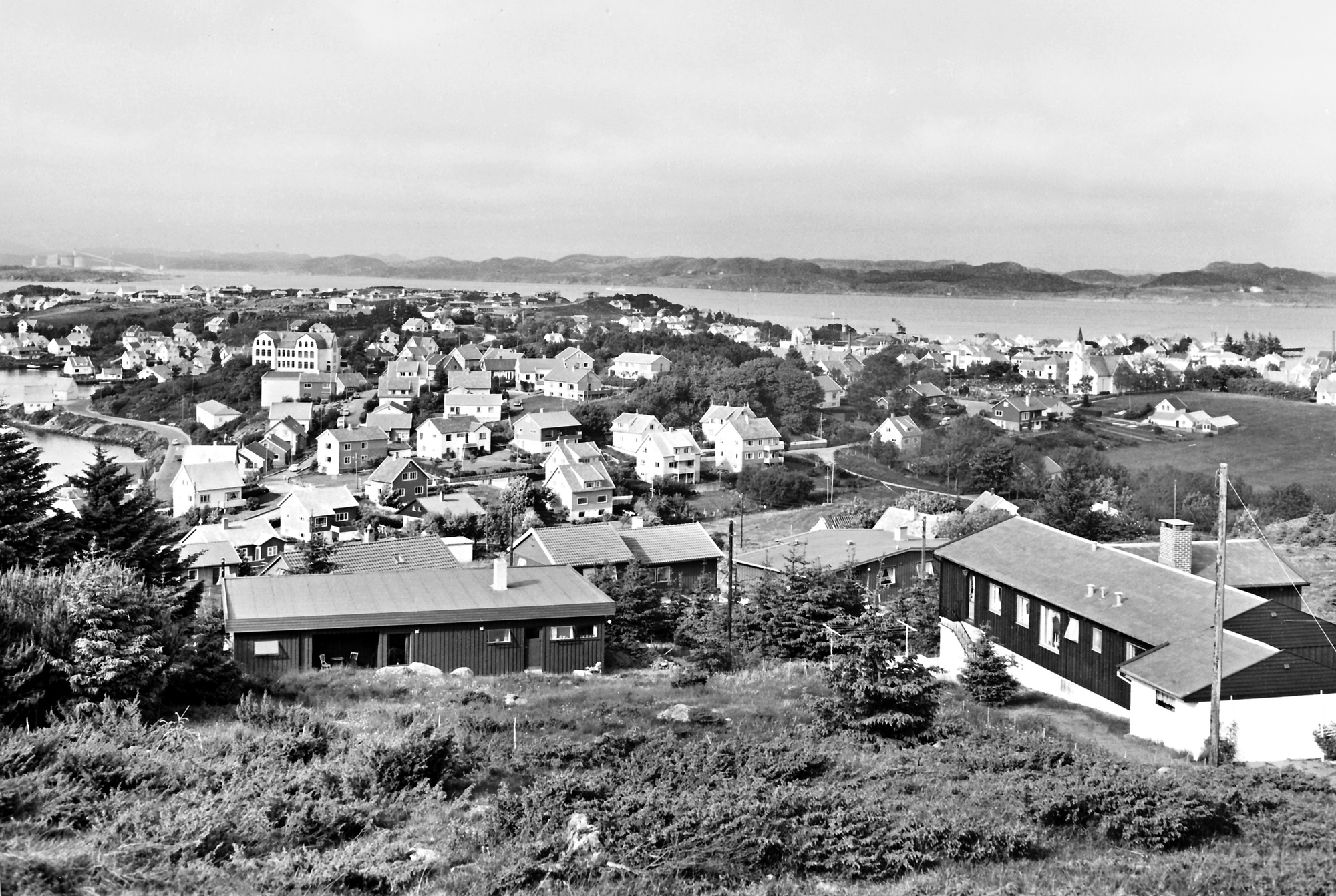 Oversiktsbilder fra Kopervik og omegn ... Bildene er tatt fra Olaf Sandsgaards eiendom og Nonsvarden ... Kopervik kirke til høyre, Kopervik skole til venstre og nordover mot Alnor/Hydro ... Lars Svensen har merket bildene med: "Forsøk med widevinkel, fjernlinse og vanlig linse".