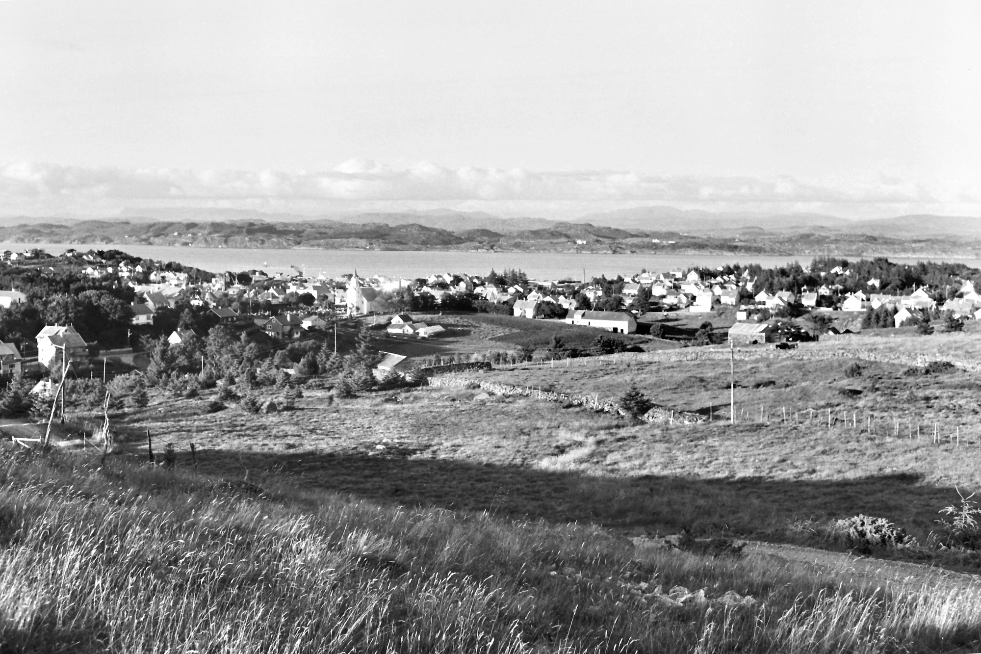 Oversiktsbilder fra Kopervik og omegn ... Bildene er tatt fra Olaf Sandsgaards eiendom og Nonsvarden ... Bildet dekker hele området fra Østremneset til Kalvatre med Kopervik kirke midt i bildet ... Lars Svensen har merket bildene med: "Forsøk med widevinkel, fjernlinse og vanlig linse".