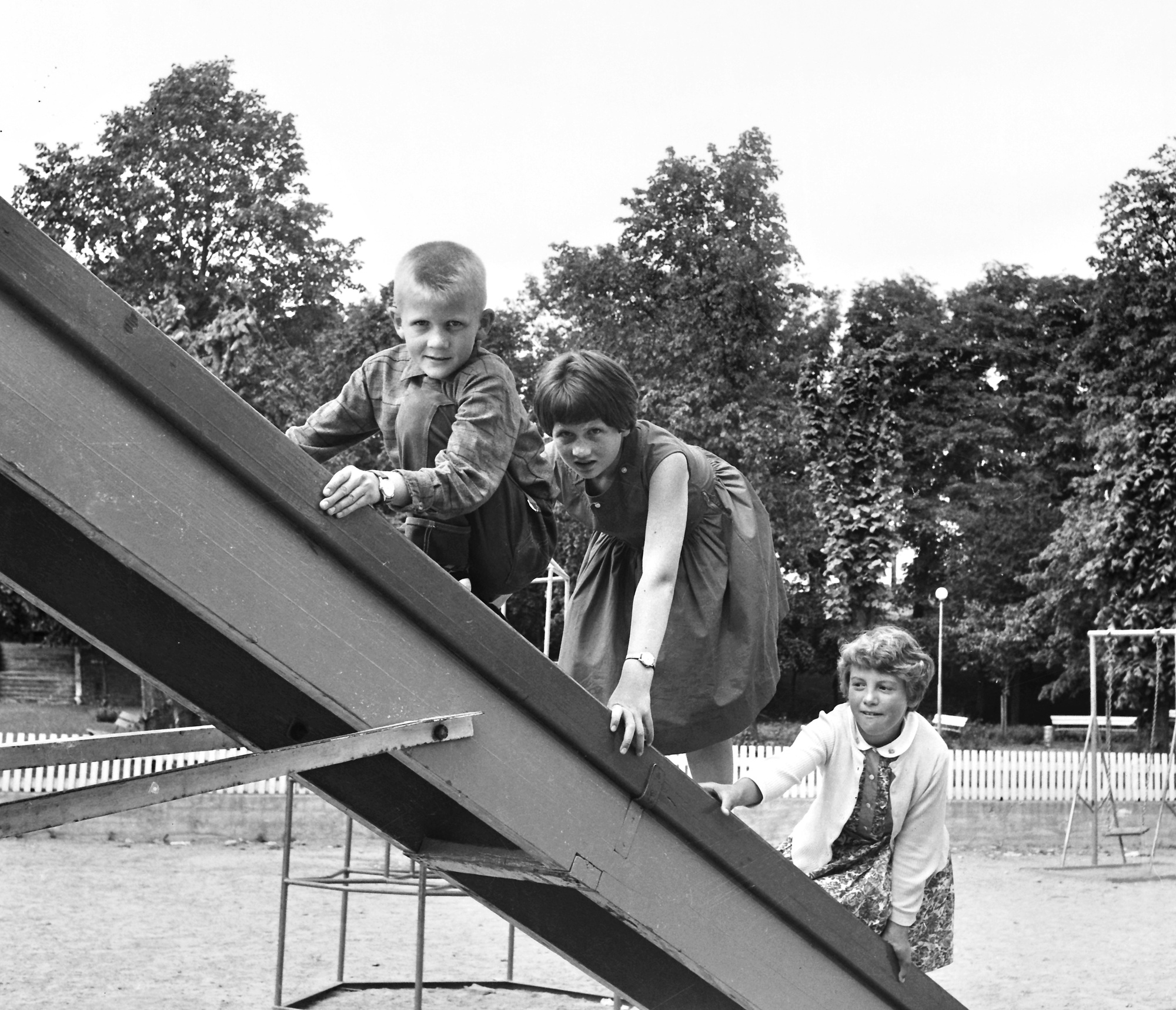 Barneparken og området rundt ... Tre barn på "rutsjebanen" ...  ?