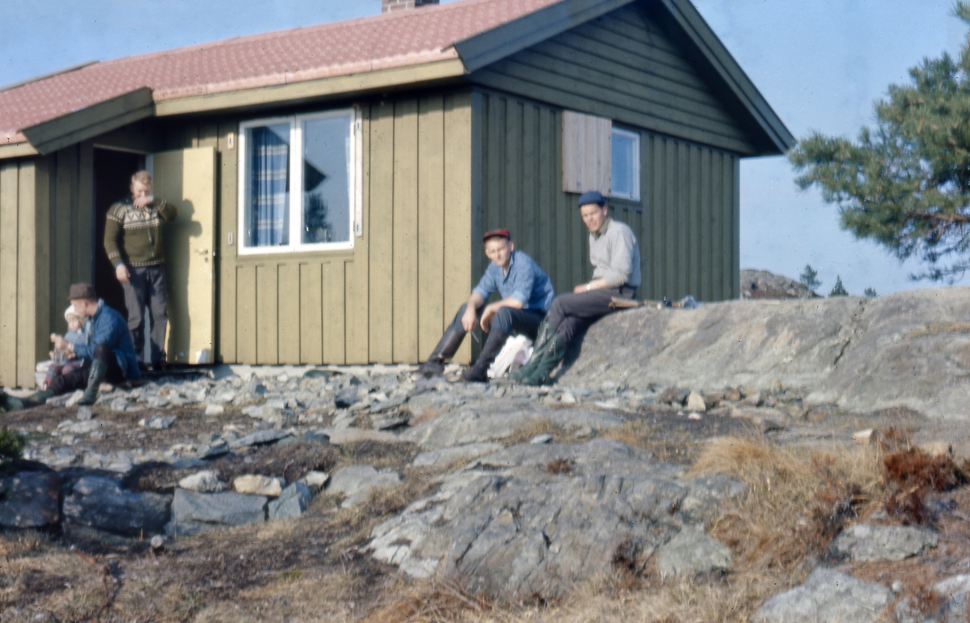 Ved Stiglehytten til Karmøy jeger, fisk og naturvrérnforening ...  Fra venstre: Jon Kvilhaugsvik med ??, Willy Kvinnesland, Roar Tjøsvold og Norvald Gunderstad . Usikker plassering