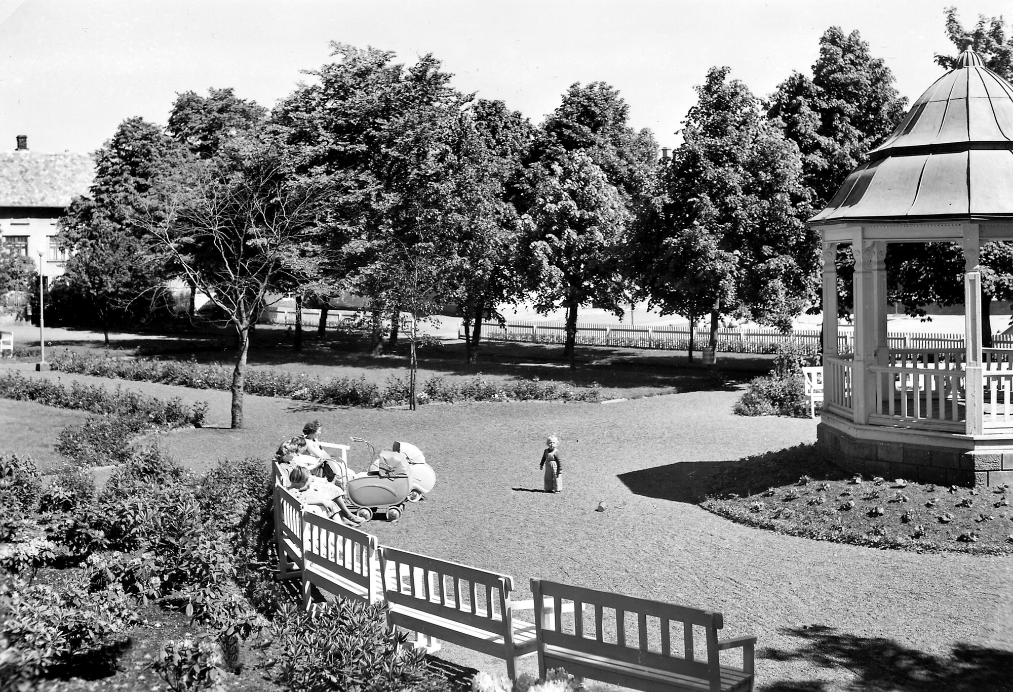 Parken i Kopervik Mødre med barn og barnevogn koser seg i parken ...  ?